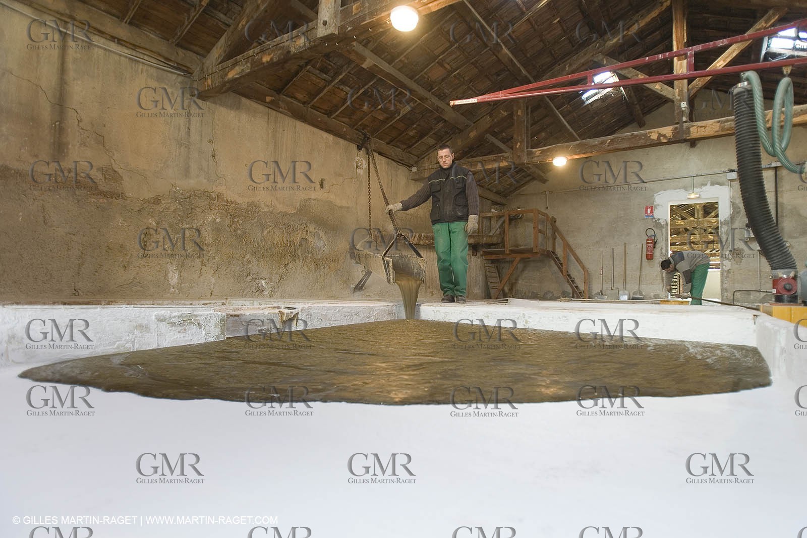 01 02 2007 - Salon de Provence - Fabrication traditionelle du savon de Marseille aux savonneries Marius Fabre - Coulée dans les bacs**01 02 2007 - Salon de Provence - Traditional soap of Marseille making at Marius Fabre soap maker - soap sent in open tanks