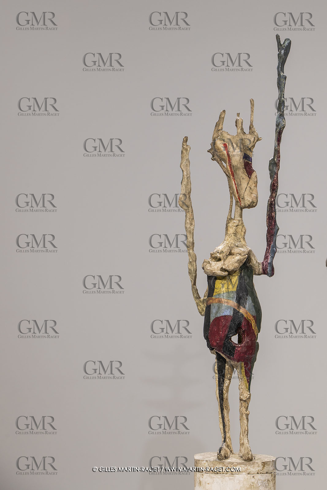 30 10 2023, Montpellier (FRA), oeuvre de Germaine Richier, Exposition Centre Pompidou - Musée Fabre 2023, L'échiquier grand 1959, Plâtre original peint, Pièce unique en 5 éléments. Le roi : 209 x 51 x 32,5 cm; La reine : 228,5 x 44,5 x 33,5 cm; Le cavalier : 169,5 x 37,5 x 41,5 cm; La tour : 200 x 40,5 x 29,5 cm; Le fou : 175,5 x 62 x 33,5 cm