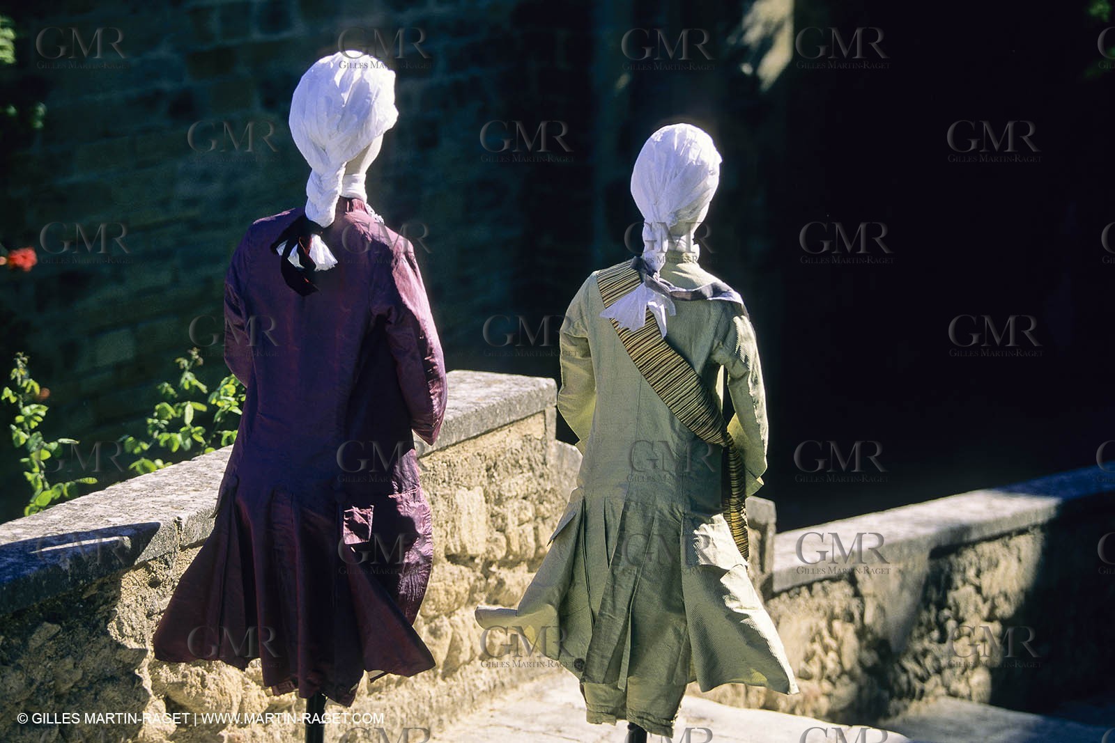 Boutis - Piqués - costumes provençaux - xposition Costumes de chateaux