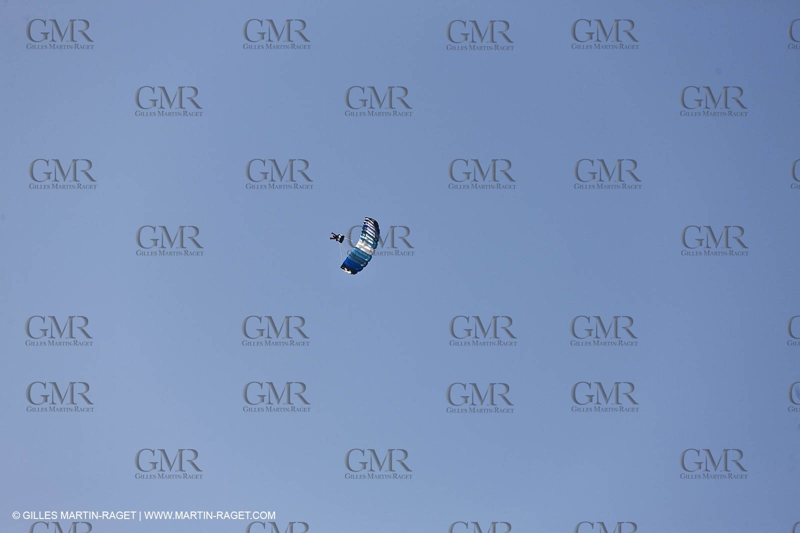 21 11 2010 - Dubai (UAE) - Dubai Louis Vuitton Trophy -  - Day off - James Spithill and Peter Lester go paragliding