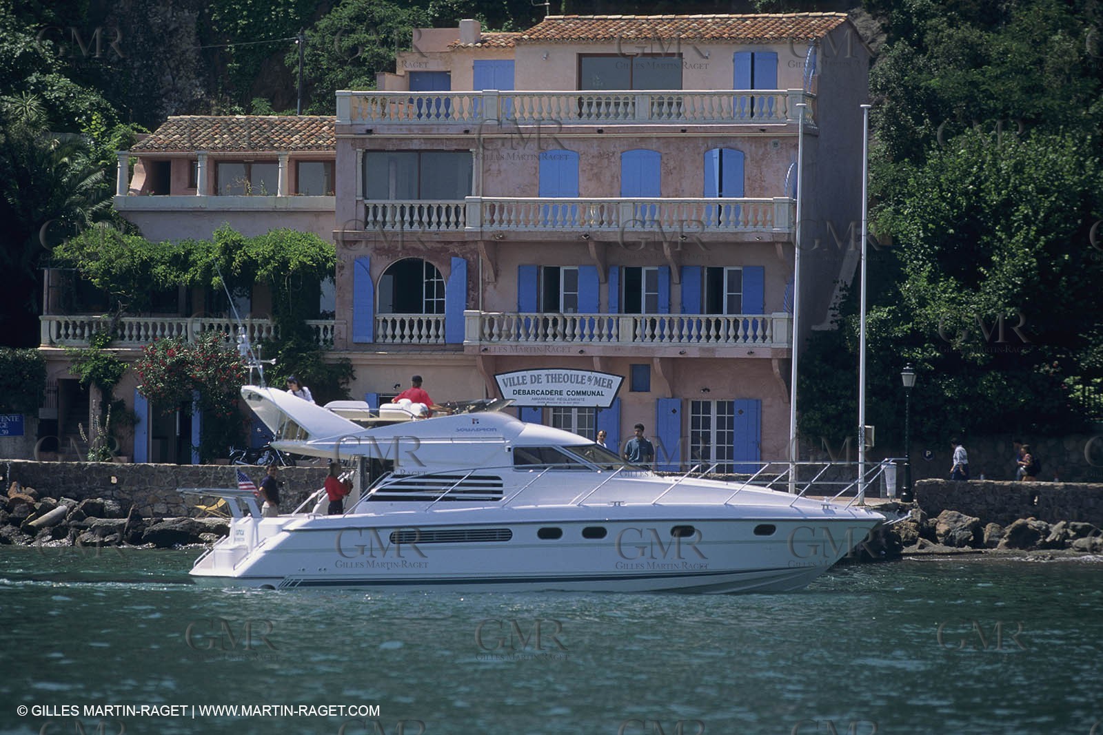 Powerboating, cruising