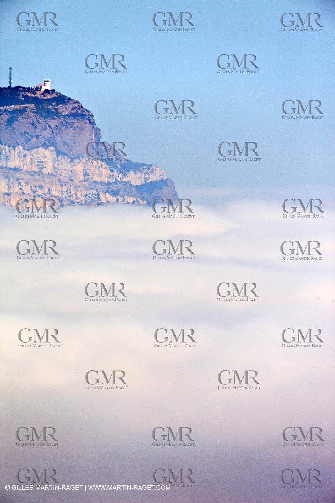 06 08 09 - Marseille - La neble - Brouillard sur les calanques et îles de Marseille