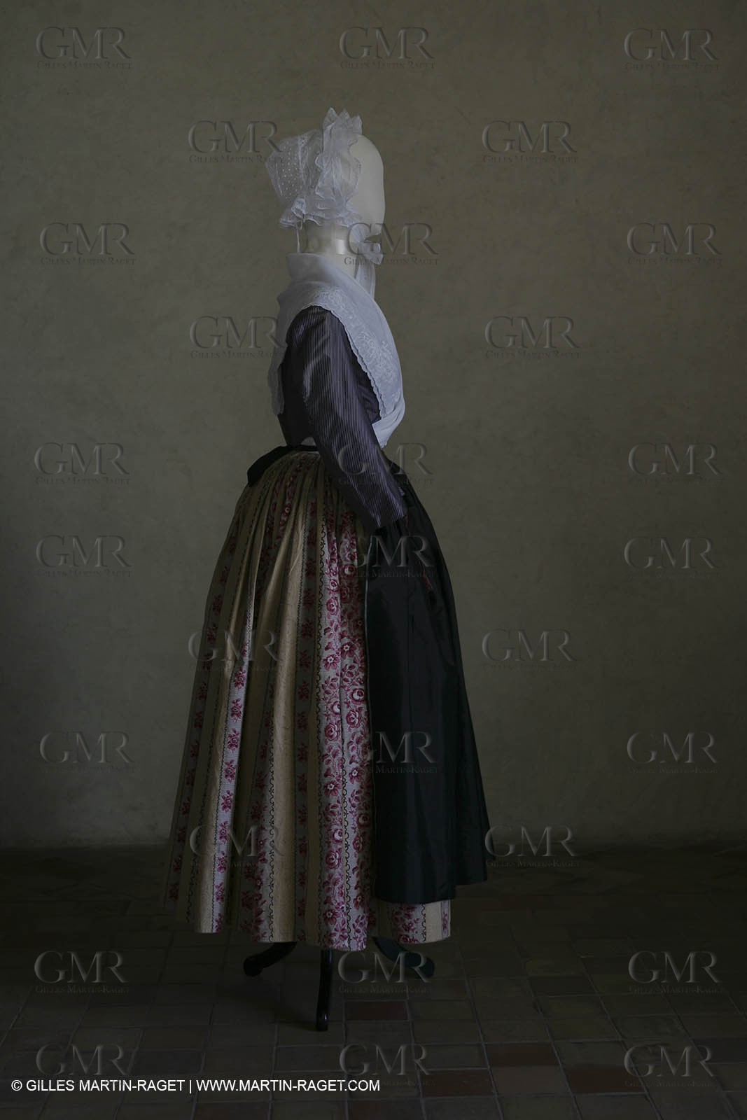 May 2004 - La Tour d'Aigues (FRA, 84) - Old costumes for women of the South exhibition
