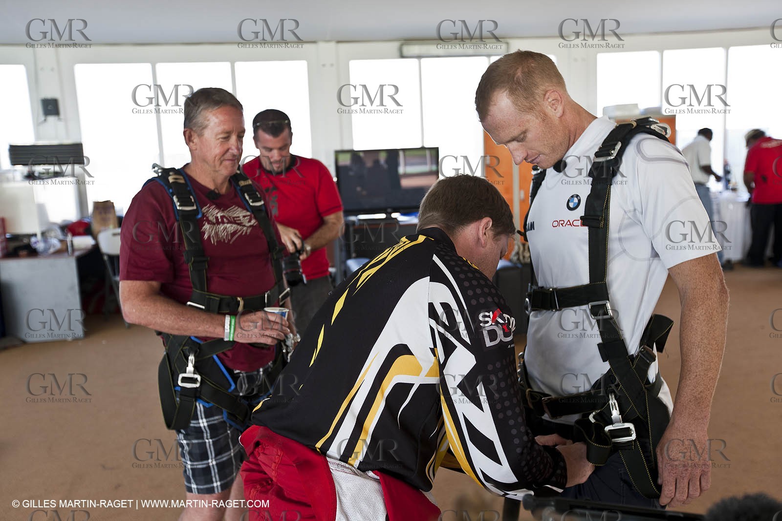 21 11 2010 - Dubai (UAE) - Dubai Louis Vuitton Trophy -  - Day off - James Spithill and Peter Lester go paragliding