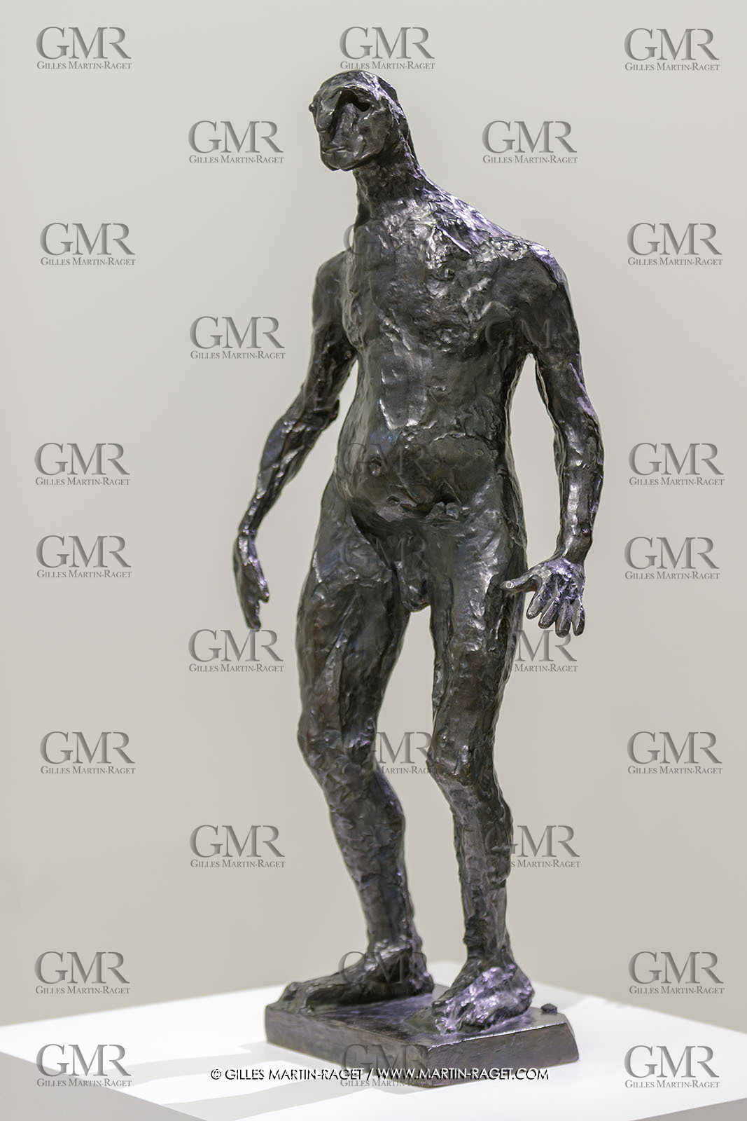 02 05 2023, Paris (FRA), oeuvre de Germaine Richier, Exposition Centre Pompidou 2023, L'Homme qui marche  , Bronze patiné foncé, épreuve d'exposition, fondeur : L. Thinot, Paris, 88 x 66 x 24 cm, Centre Pompidou, Musée National d'Art Moderne de Paris, don, 2021