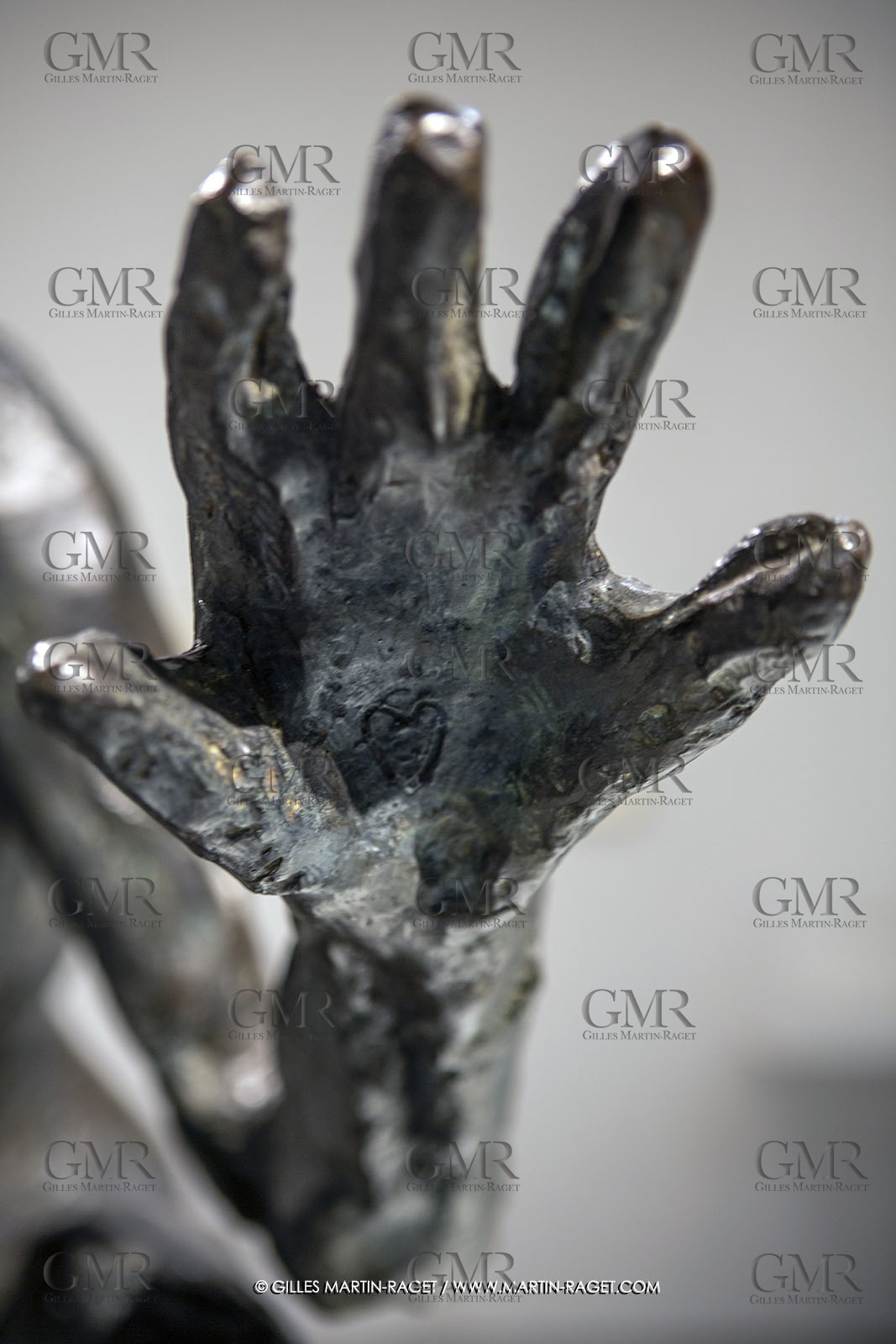 30 10 2023, Montpellier (FRA), oeuvre de Germaine Richier, Exposition Centre Pompidou - Musée Fabre 2023, La Sauterelle, grande, 1955-1956, Bronze patiné foncé, épreuve d'exposition, Fondeur : Susse, Paris, 137 x 99 x 176 cm, Collection particulière