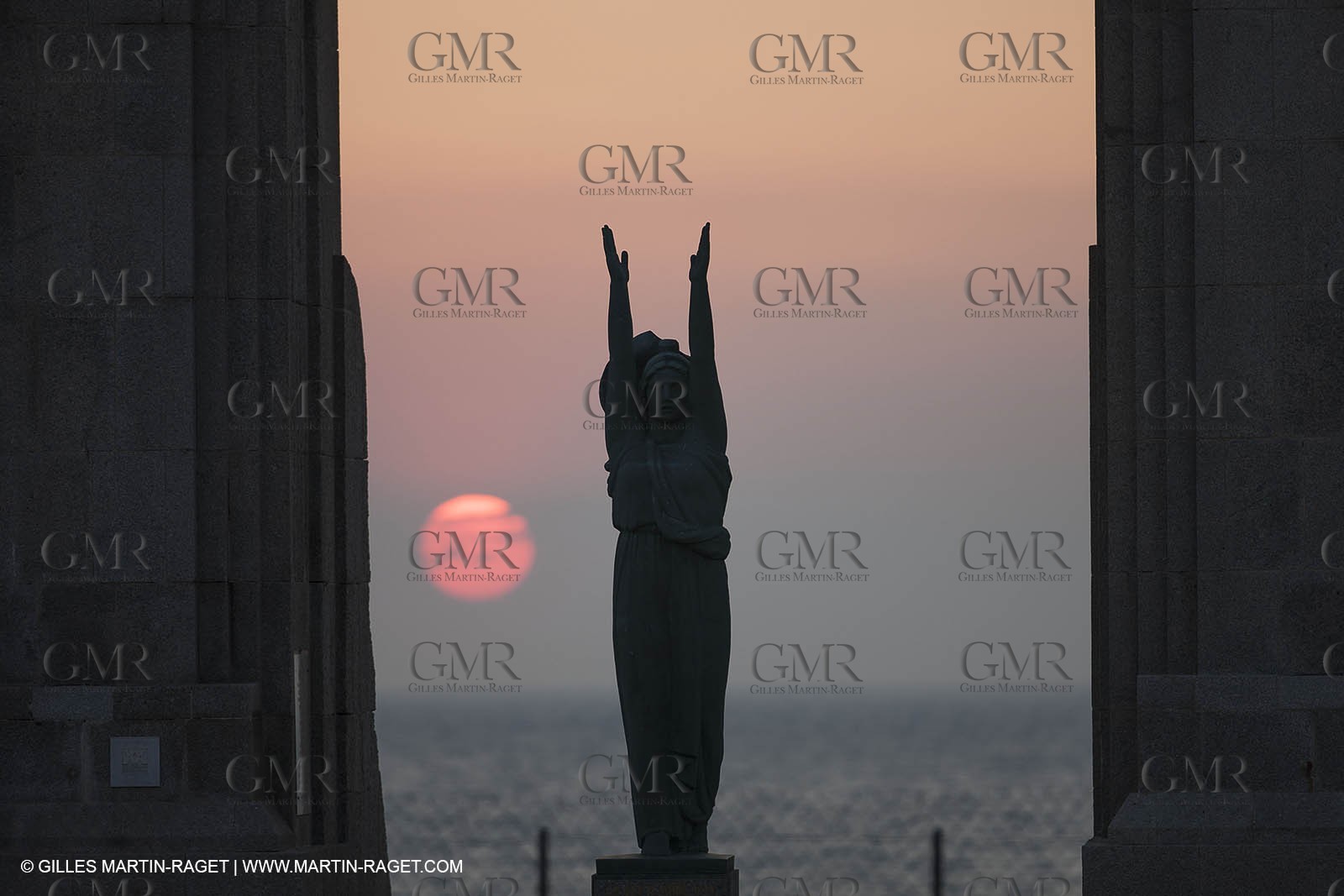 March 30th 2012 - Saint Saturnin les Apt (FRA, 84) - blooming cherry trees