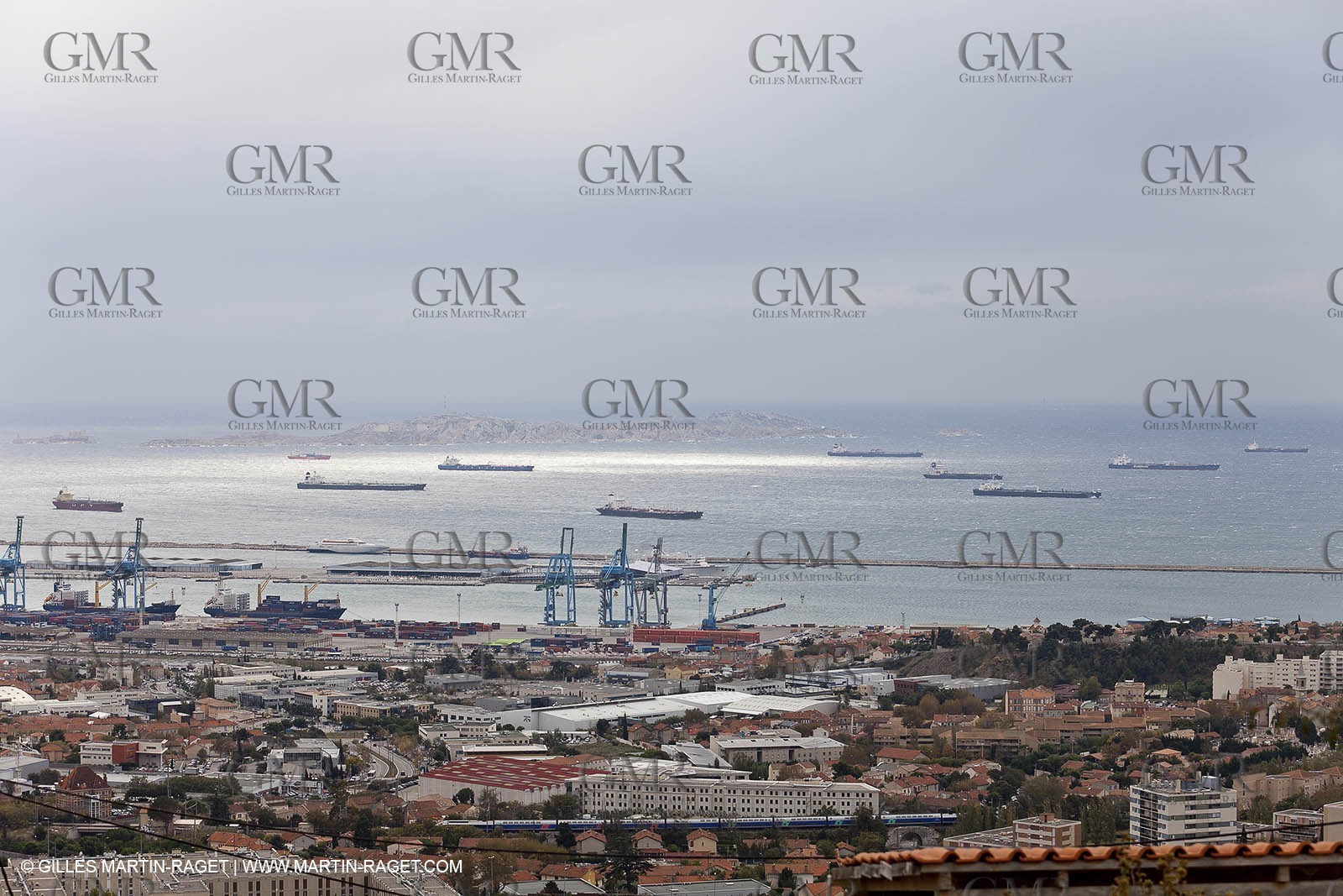25 10 2010 - Marseille (FRA,13) - Navires au mouillage en raison d'un grève du personnel portuaire