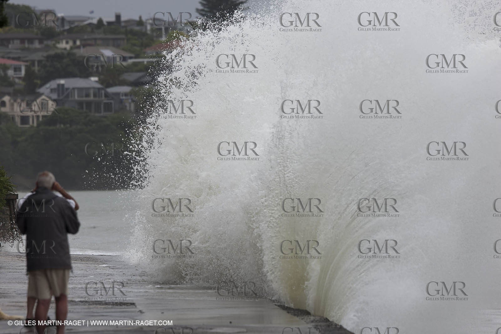21 01 2011 - Auckland (NZL) - after storm waves at Takapuna