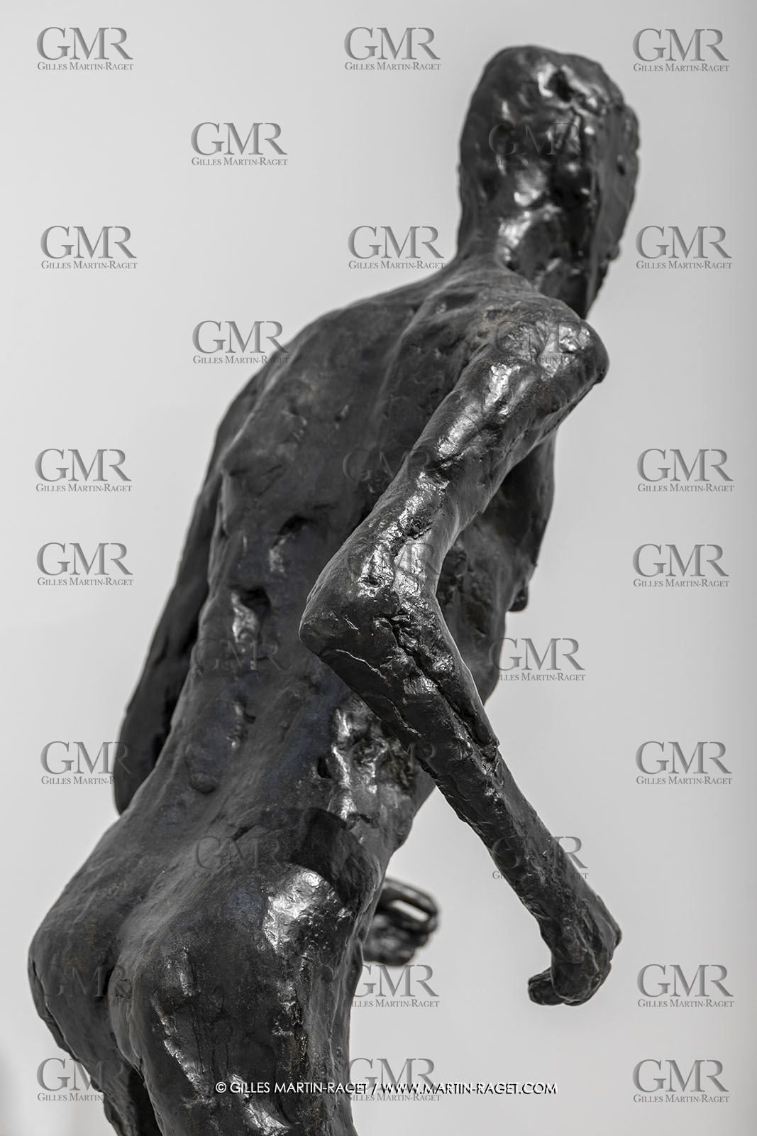 30 10 2023, Montpellier (FRA), oeuvre de Germaine Richier, Exposition Centre Pompidou - Musée Fabre 2023, Le Coureur 1955, Bronze patiné foncé, Fondeur : Susse, Paris, Hauteur totale : 205 cm, Terrasse : 13 x 54 x 94 cm, Fond national d'art contemporain, Paris, achat par commande à l'artiste en 1955
