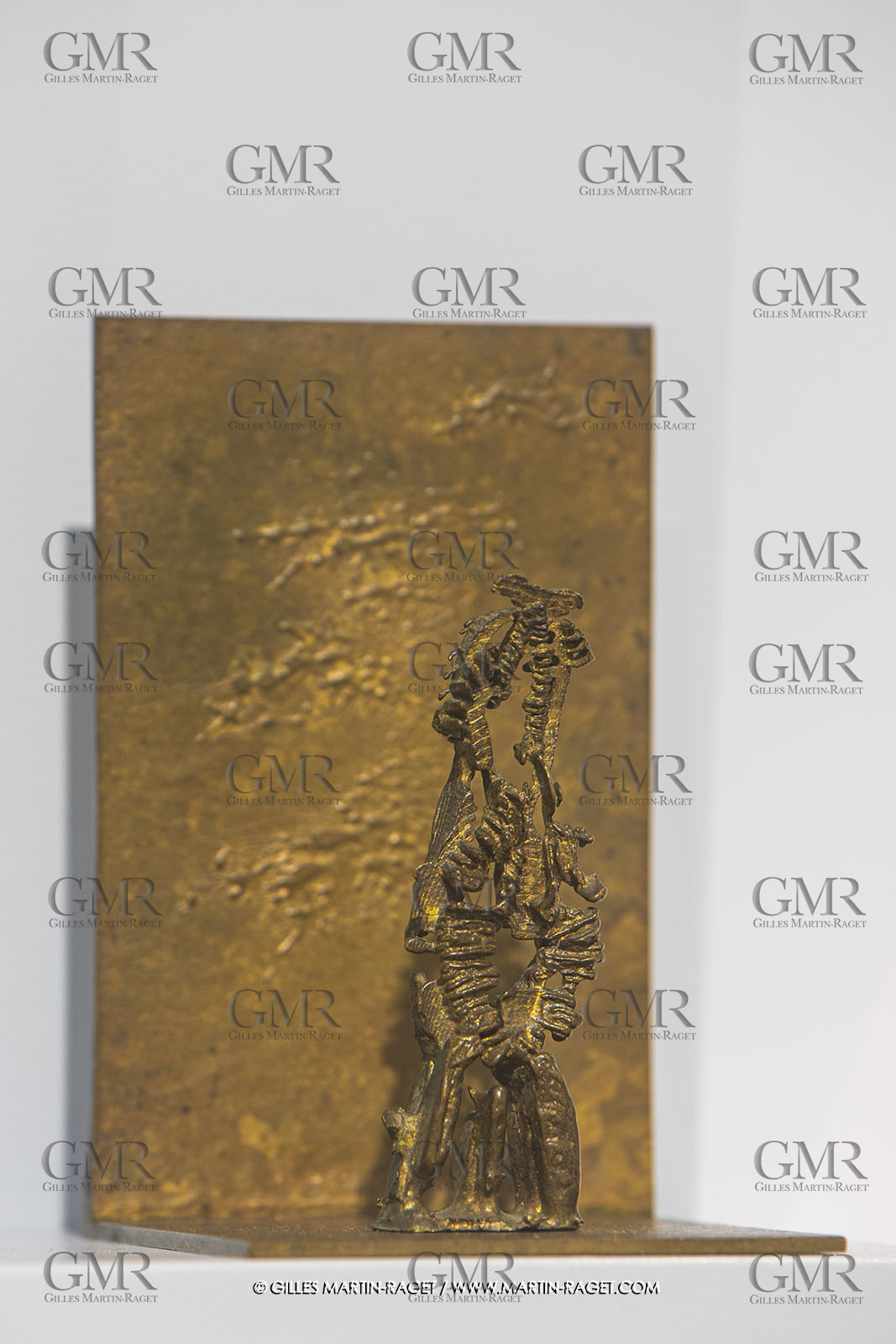 30 10 2023, Montpellier (FRA), oeuvre de Germaine Richier, Exposition Centre Pompidou - Musée Fabre 2023, Seiche N° 27, sur équerre 1955-1956, Bronze naturel nettoyé, Pièce unique, Fondeur : L. Thinot,  Paris, 15 x 10 x 11 cm, Collection famille Germaine Richier