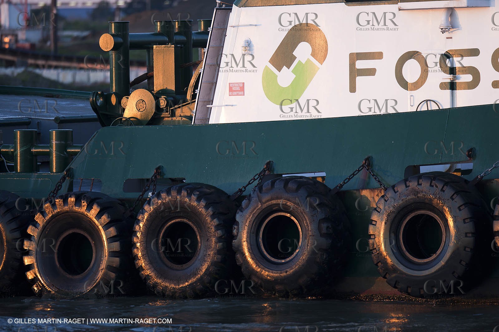 01 03 2011 - San Frnacisco (USA,CA) - Harbour operations - ship details - ship unloading - containers