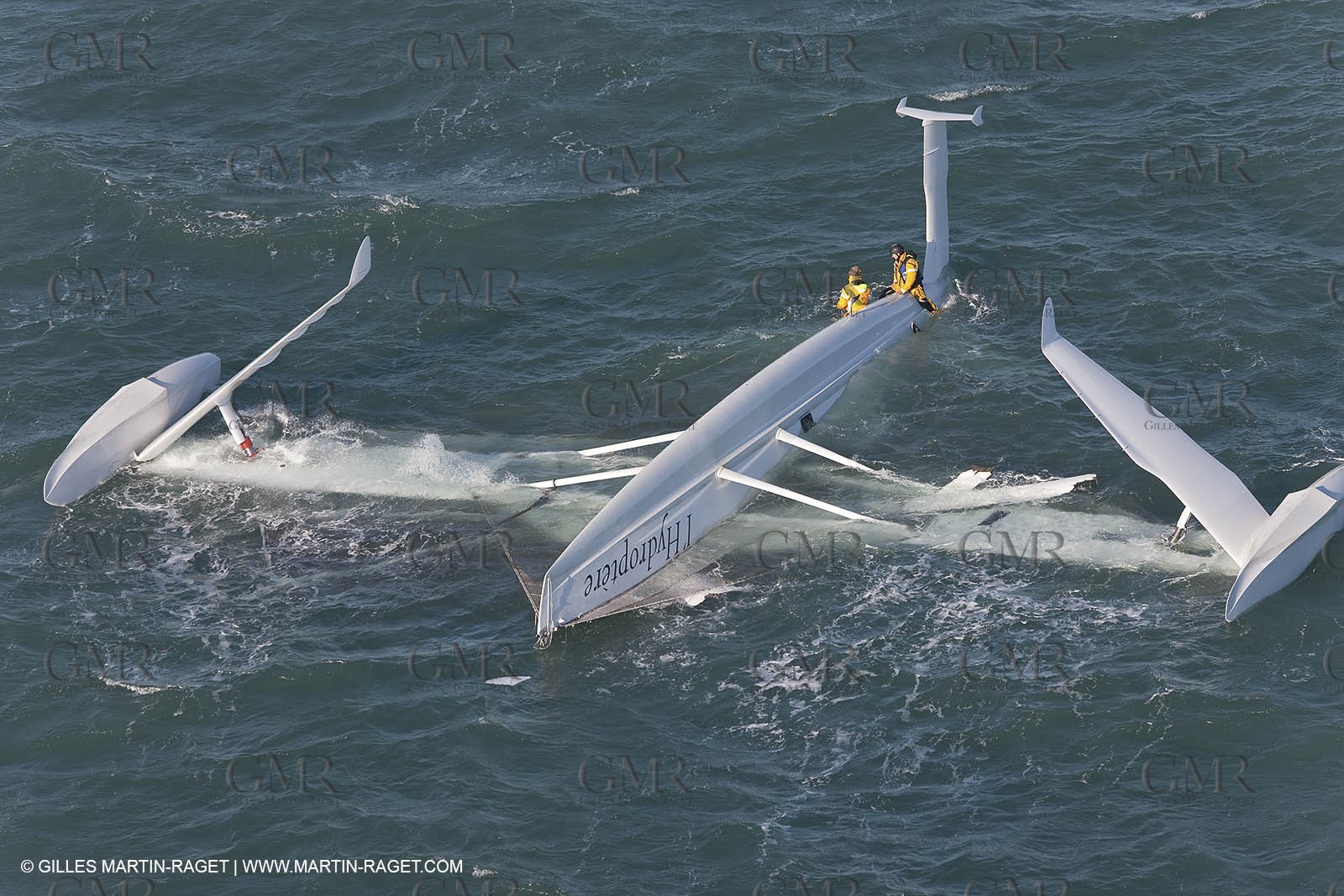 21 12 2008 - Port Saint Louis du Rhône (FRA, 13) - L'Hydroptère peu après son chavirage survenu lors d'une tentative contre le record de vitesse absolu à la voile