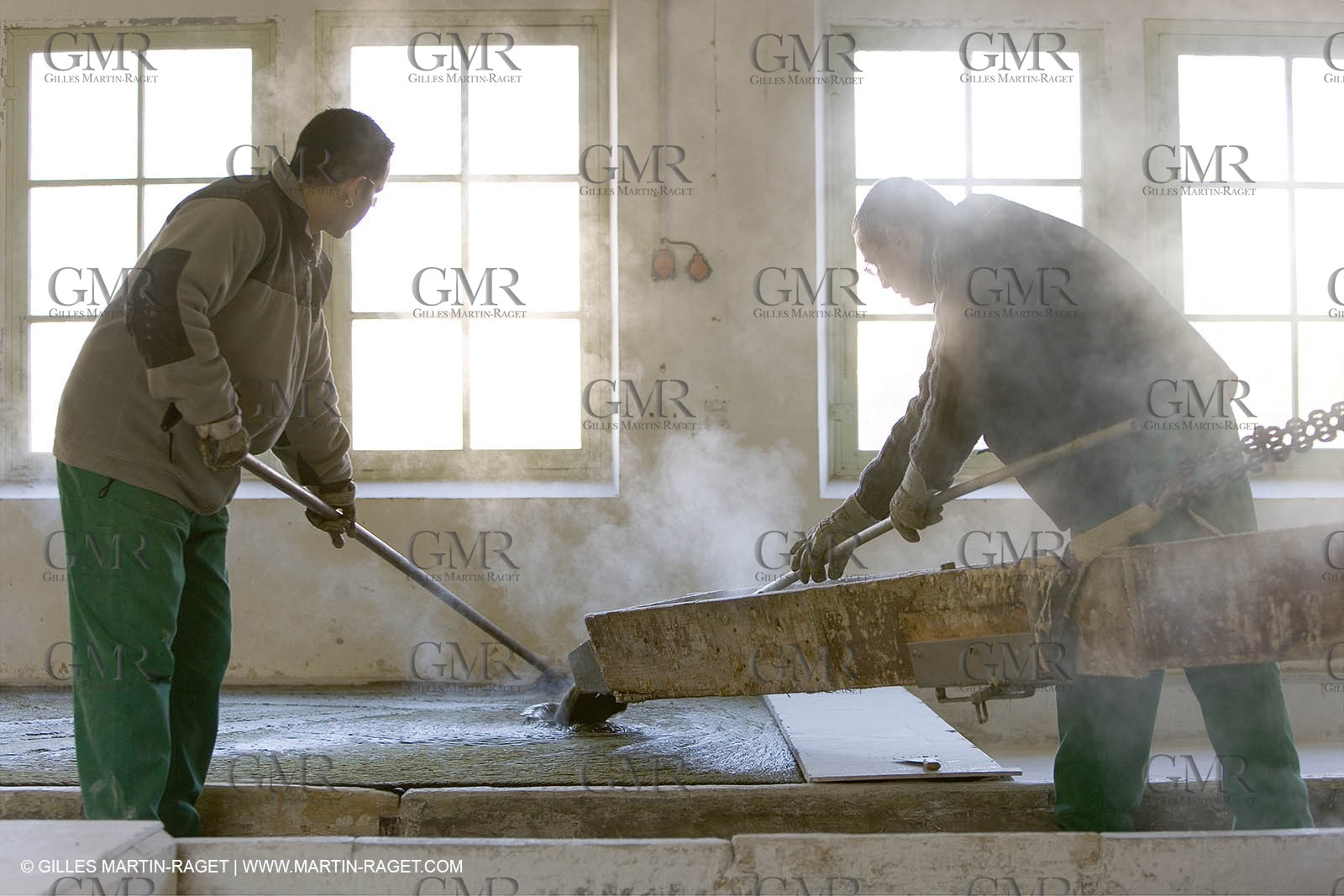 01 02 2007 - Salon de Provence - Fabrication traditionelle du savon de Marseille aux savonneries Marius Fabre - Coulée dans les bacs**01 02 2007 - Salon de Provence - Traditional soap of Marseille making at Marius Fabre soap maker - soap sent in open tanks
