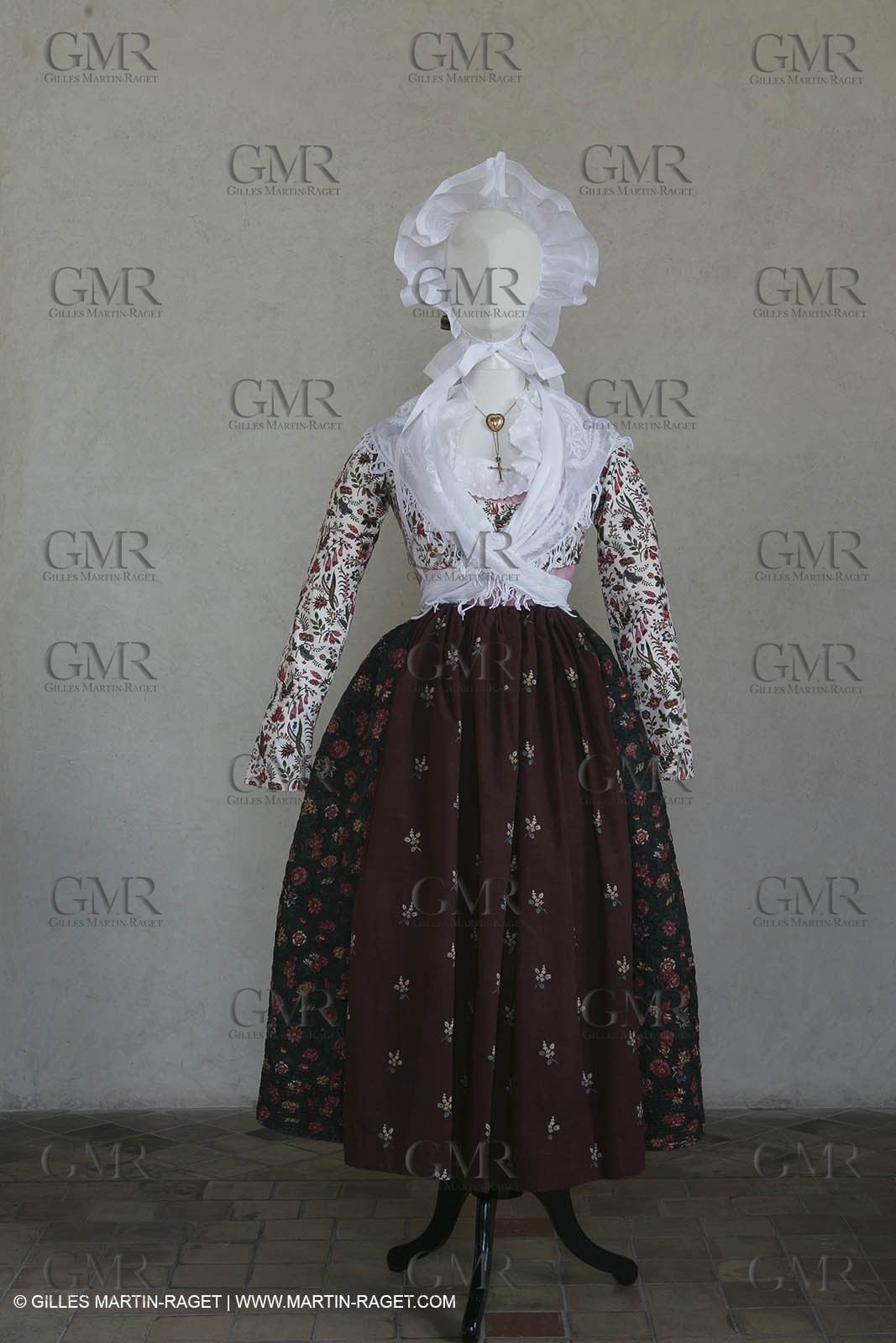May 2004 - La Tour d'Aigues (FRA, 84) - Old costumes for women of the South exhibition