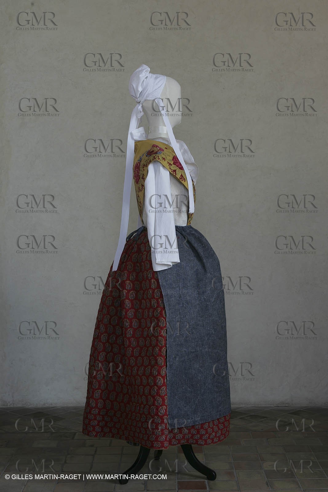 May 2004 - La Tour d'Aigues (FRA, 84) - Old costumes for women of the South exhibition