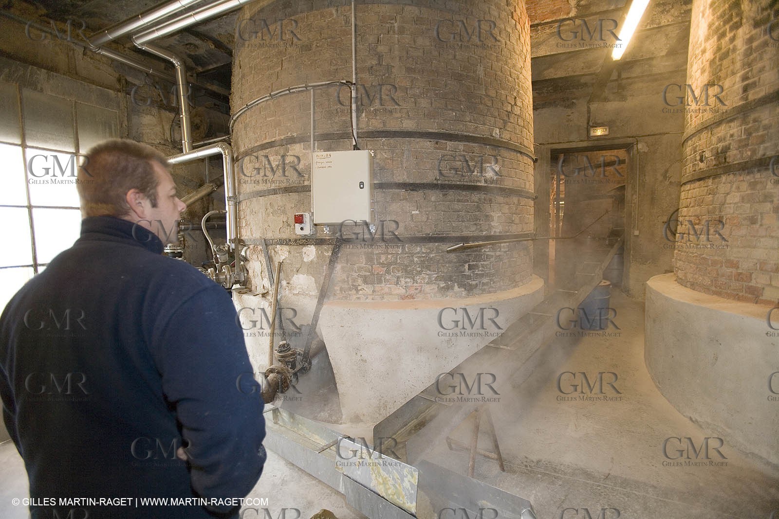 01 02 2007 - Salon de Provence - Fabrication traditionelle du savon de Marseille aux savonneries Marius Fabre - Vidage des cuves**01 02 2007 - Salon de Provence - Traditional soap of Marseille making at Marius Fabre soap maker - Tank transfer
