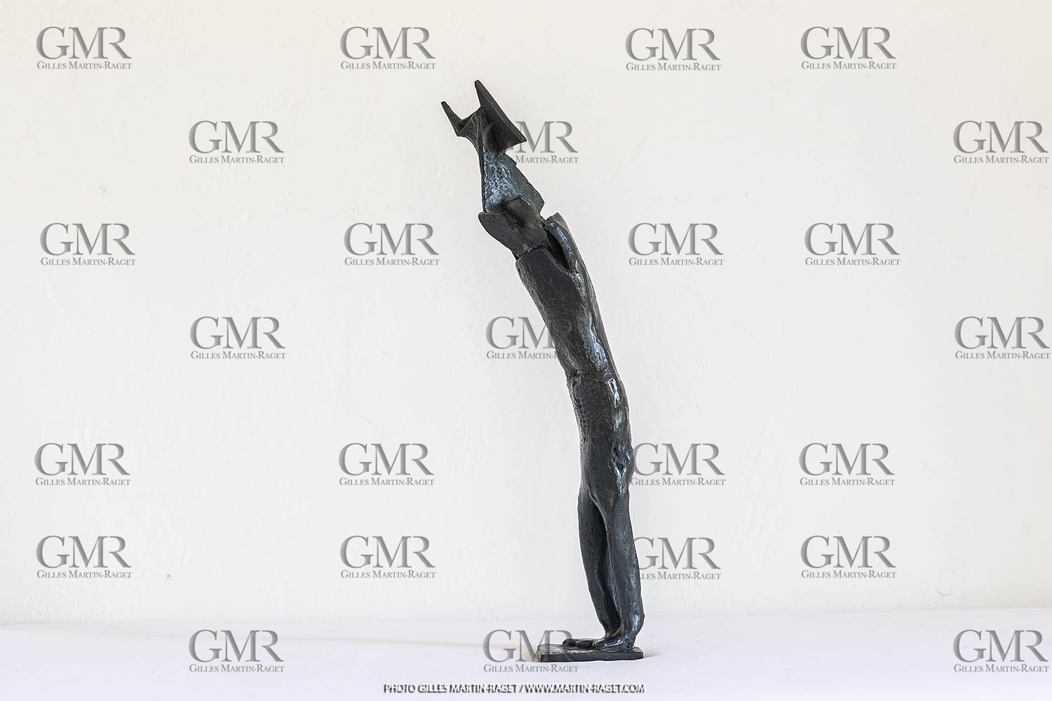 19 07 2020, St Rémy de Provence, (FRA,13), Oeuvre de Germaine Richier, Tauromachie 1956, bronze patinée foncée, numéroté 5 8, Fondeur L.Thinot, 43 X 7 X 12 cm, collection particulière,