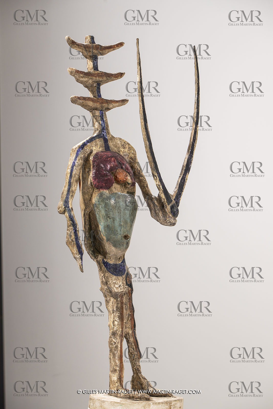 30 10 2023, Montpellier (FRA), oeuvre de Germaine Richier, Exposition Centre Pompidou - Musée Fabre 2023, L'échiquier grand 1959, Plâtre original peint, Pièce unique en 5 éléments. Le roi : 209 x 51 x =