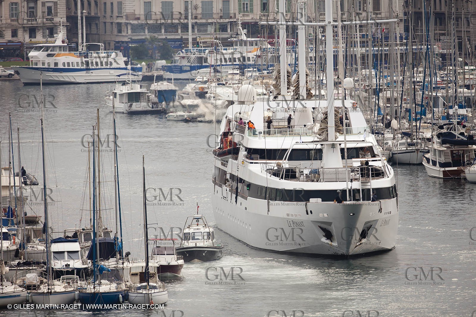 23 10 2010 - Marseille (FRA,13) - Le Ponant - Arrivée à Marseille et entrée dans le Vieux Port