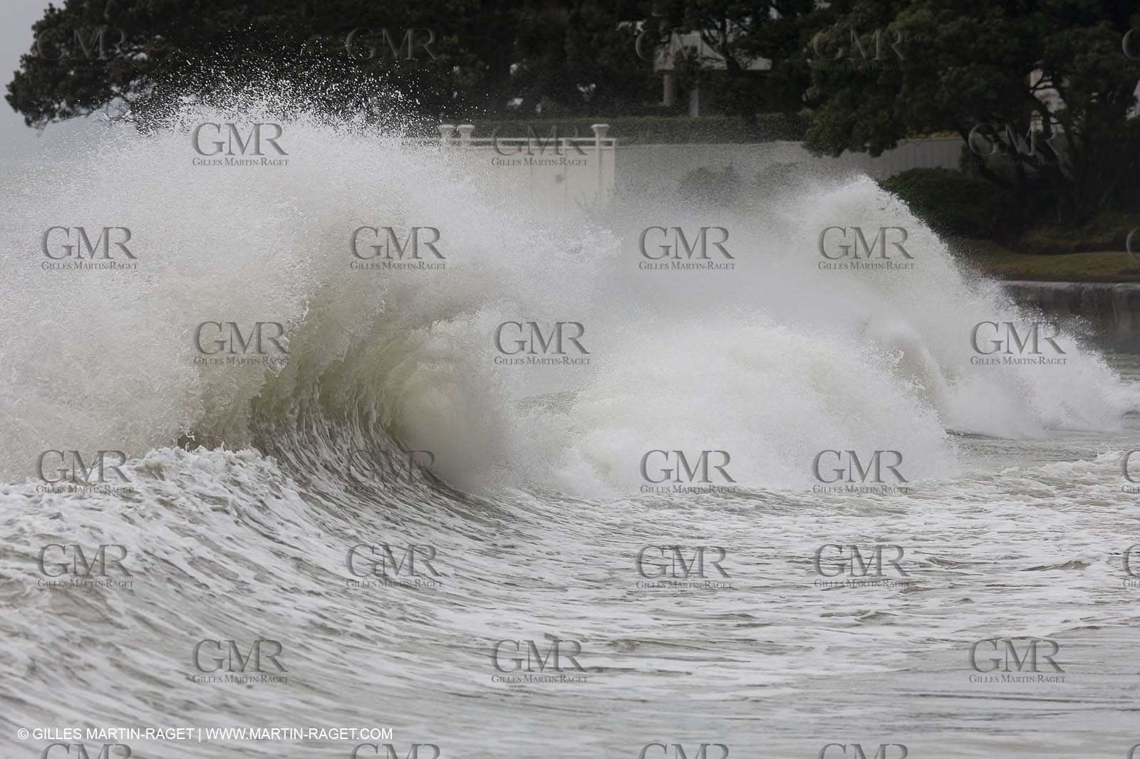 21 01 2011 - Auckland (NZL) - after storm waves at Takapuna