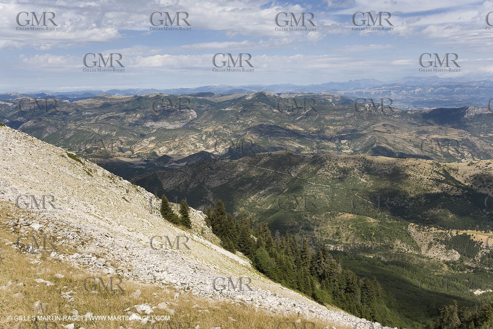19 08 07 - Higher Provence, landscapes as seen from top of Mount Lure (FRA, 04)