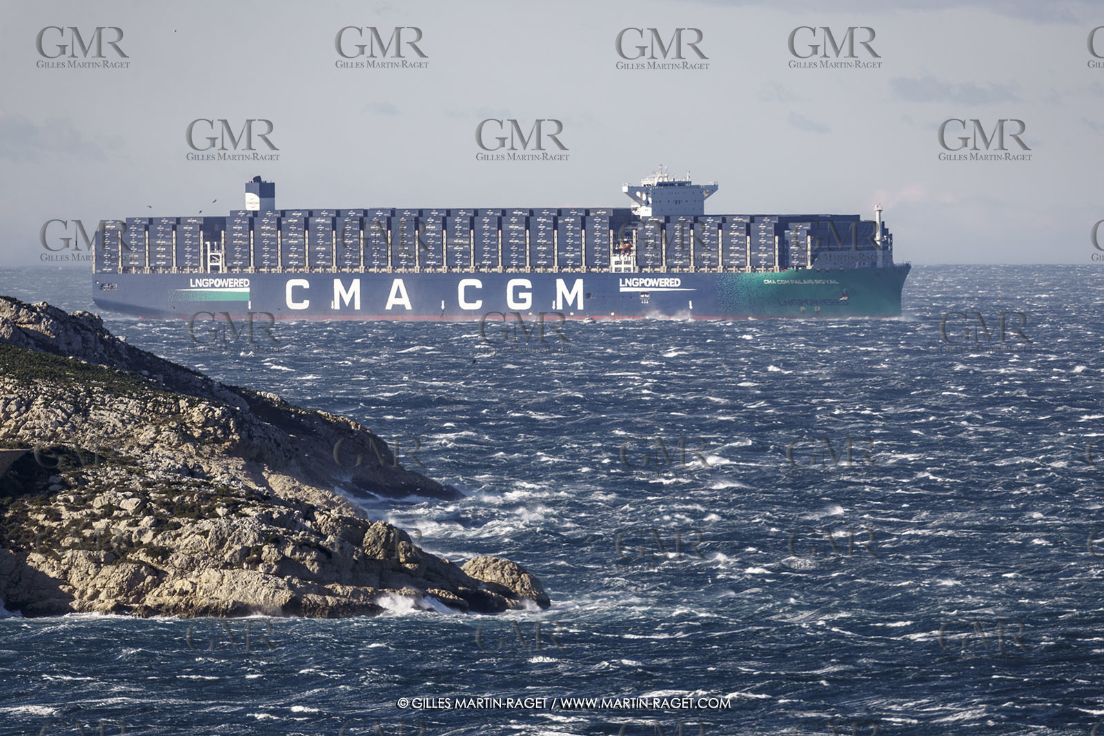 14 12 2023, Marseille (FRA), arrivée du Palais Royal, porte container armé par la CMA CGM, navire de 400 mètres de long, 67 mètres de large, qui transporte 23 000 conteneurs avec propulsion au GNL