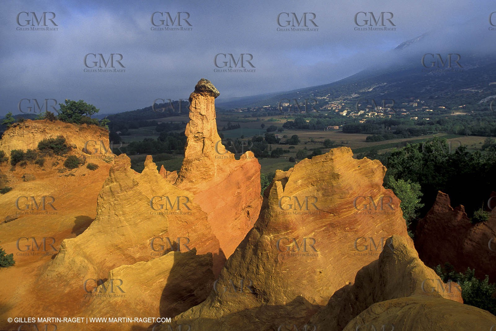 France, Provence, Luberon, Carrières d'ocre près d'Apt, ocher stone pit near Apt