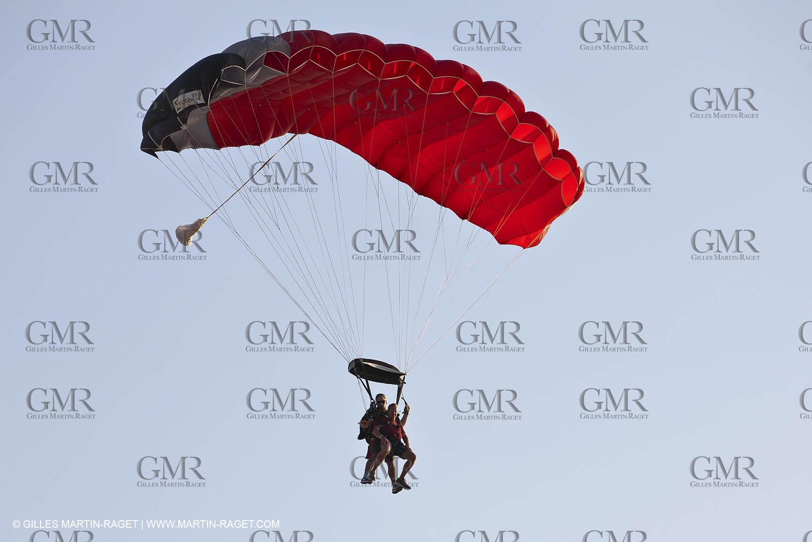 21 11 2010 - Dubai (UAE) - Dubai Louis Vuitton Trophy -  - Day off - James Spithill and Peter Lester go paragliding