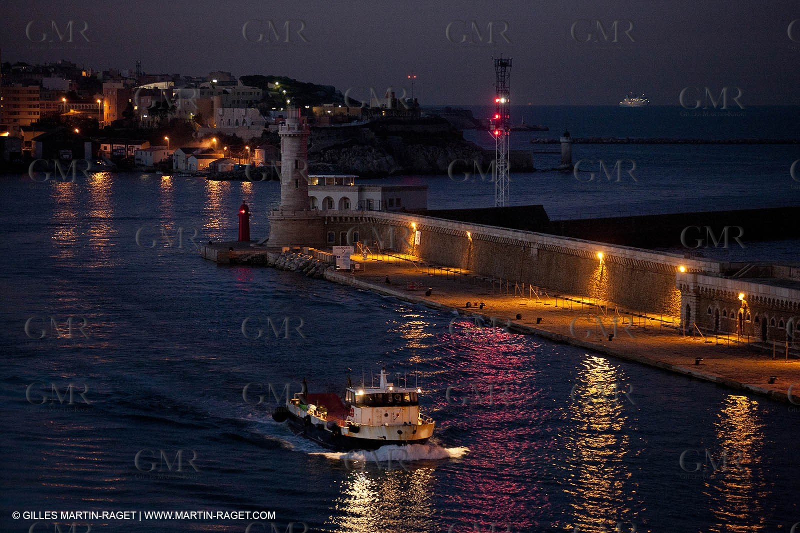 17 02 2012 - Marseille (FRA,13) - Arrivée dans le port de marseille à bord du Piana (Cie La Méridionale)