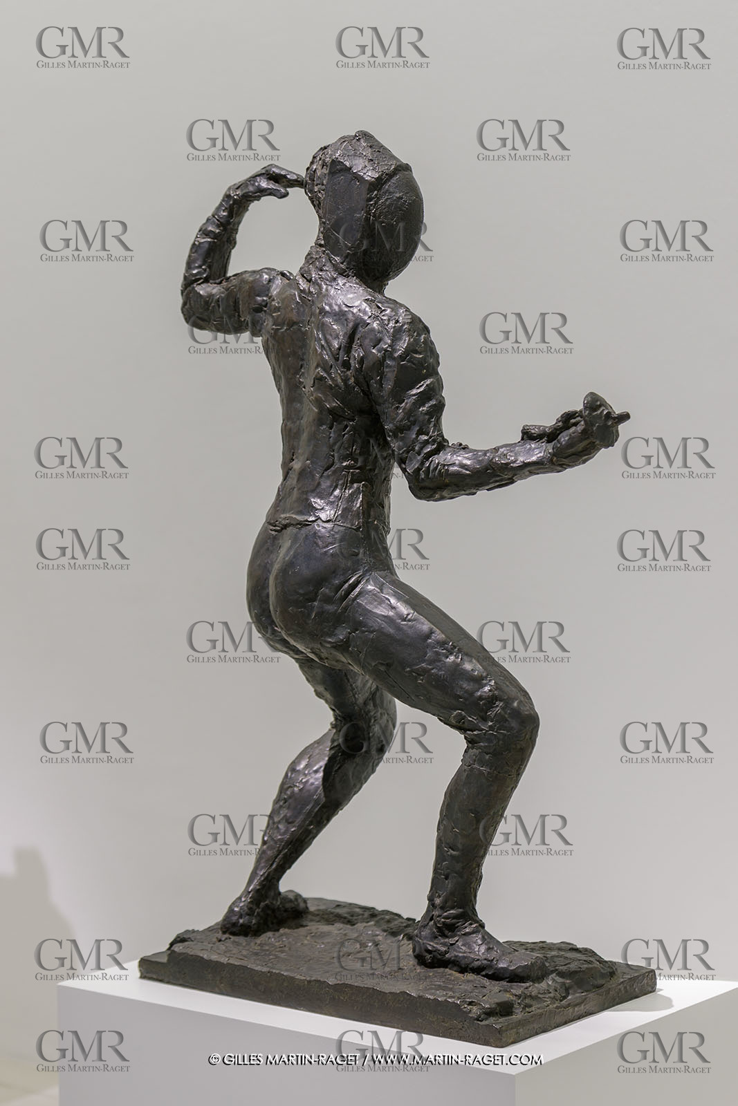 02 05 2023, Paris (FRA), oeuvre de Germaine Richier, Exposition Centre Pompidou 2023, L'escrimeuse avec masque (1945, bronze patiné foncé, Numéroté 6 6, fondeur : Godard, Paris, 105 x 70 x 33 cm, Musée Fabre Montpellier, achat de la communauté d'aglomération de Montpellier, 2006
