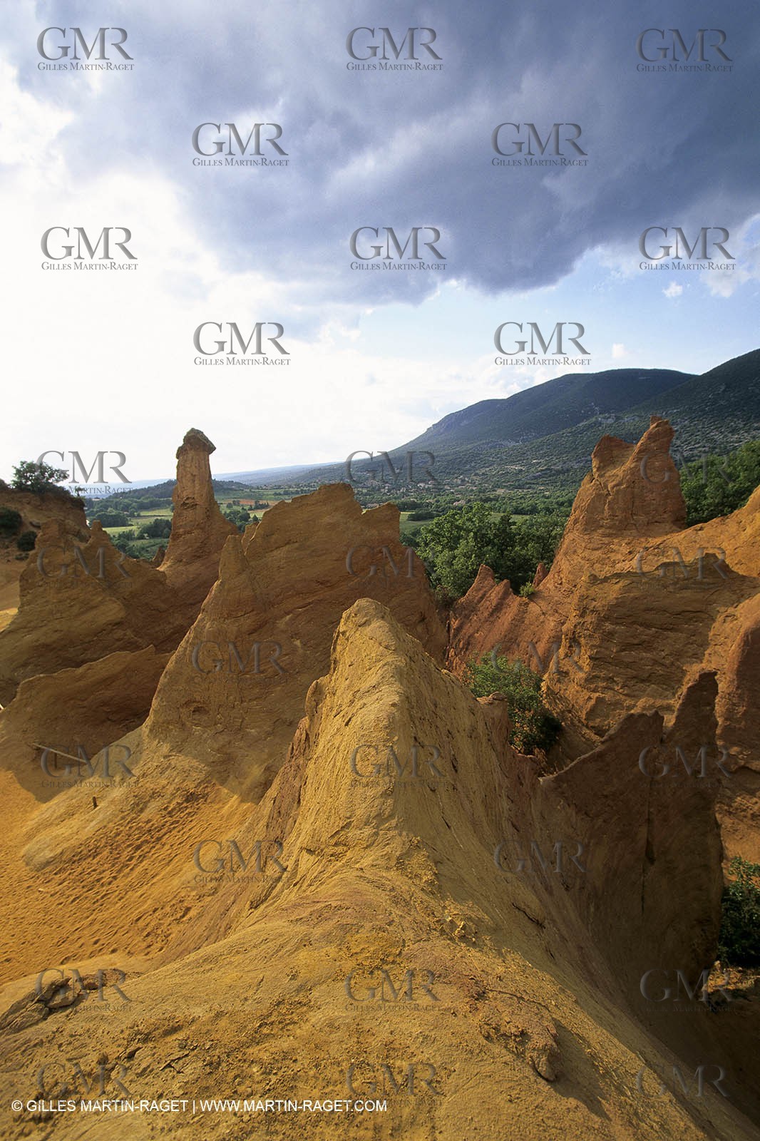 France, Provence, Luberon, Carrières d'ocre près d'Apt, ocher stone pit near Apt