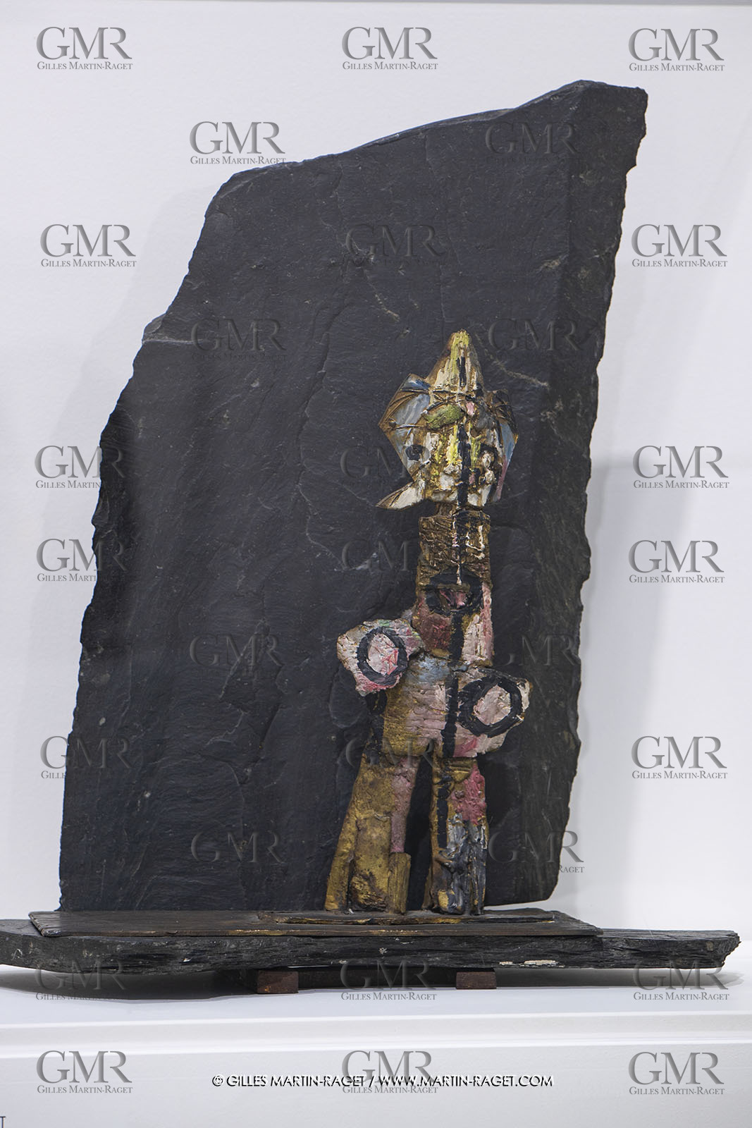 30 10 2023, Montpellier (FRA), oeuvre de Germaine Richier, Exposition Centre Pompidou - Musée Fabre 2023, Le Menhir peint, sur équerre ardoise 1959, Bronze peint, équerre ardoise, Pièce unique, 68,5 x 59 x 31,5 cm, Collection particulière