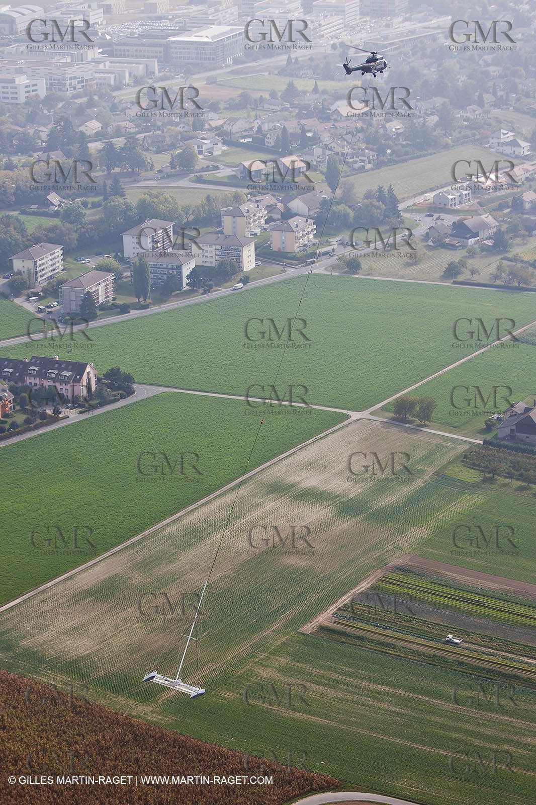 08 10 10 - St Sulpice (SUI) - Hydroptere.ch touches water