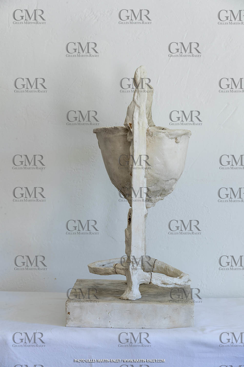 12 07 2020, St Rémy de Provence (FRA, 13) Oeuvre Germaine Richier, Fonts Baptismaux, moyen, 1957, plâtre original, Collection particulière