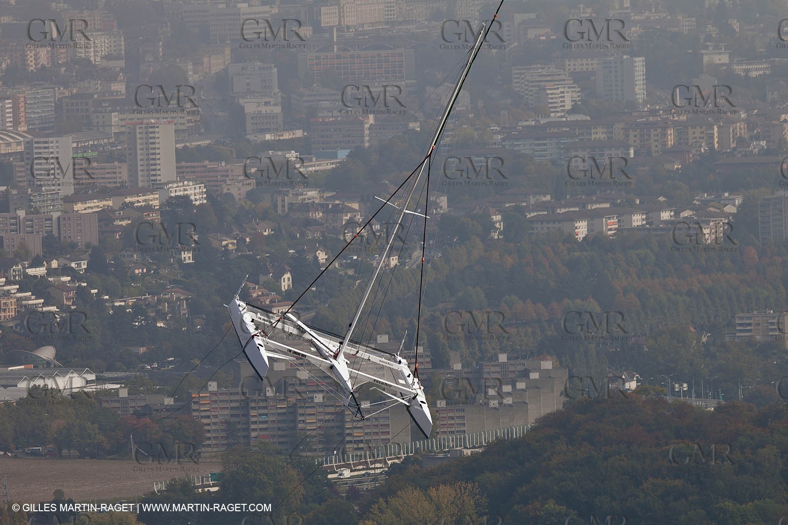 08 10 10 - St Sulpice (SUI) - Hydroptere.ch touches water