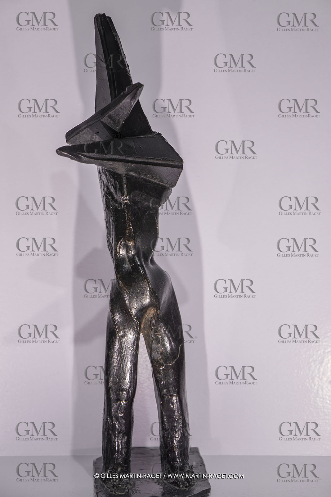 30 10 2023, Montpellier (FRA), oeuvre de Germaine Richier, Exposition Centre Pompidou - Musée Fabre 2023, Guerrier n° 2 1953, Bronze patiné foncé, Fondeur : C. Valsuani, Paris, 39 x 9 x 20 cm, Collection particulière