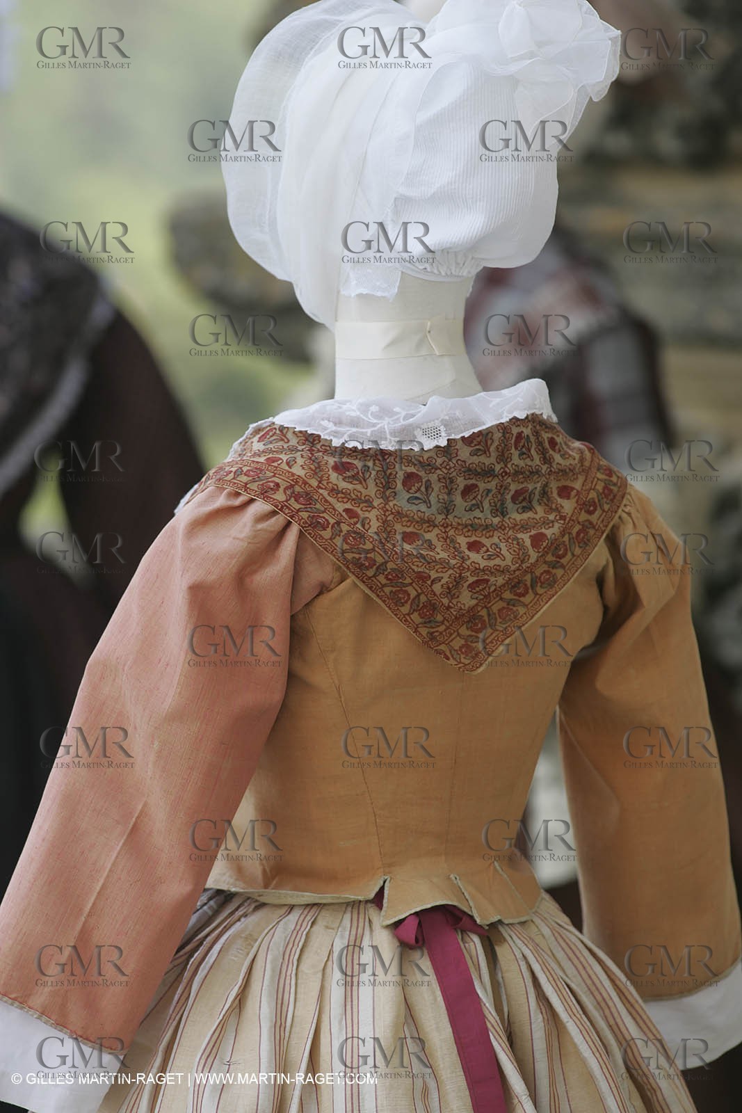 May 2004 - La Tour d'Aigues (FRA, 84) - Old costumes for women of the South exhibition
