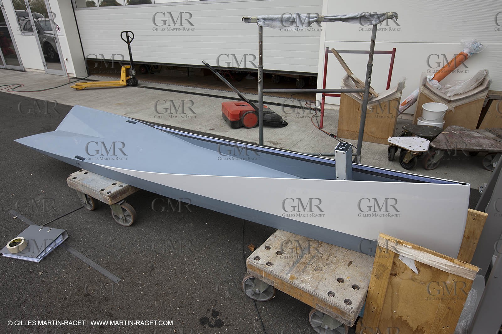 08 10 10 - St Sulpice (SUI) - Hydroptere.ch touches water