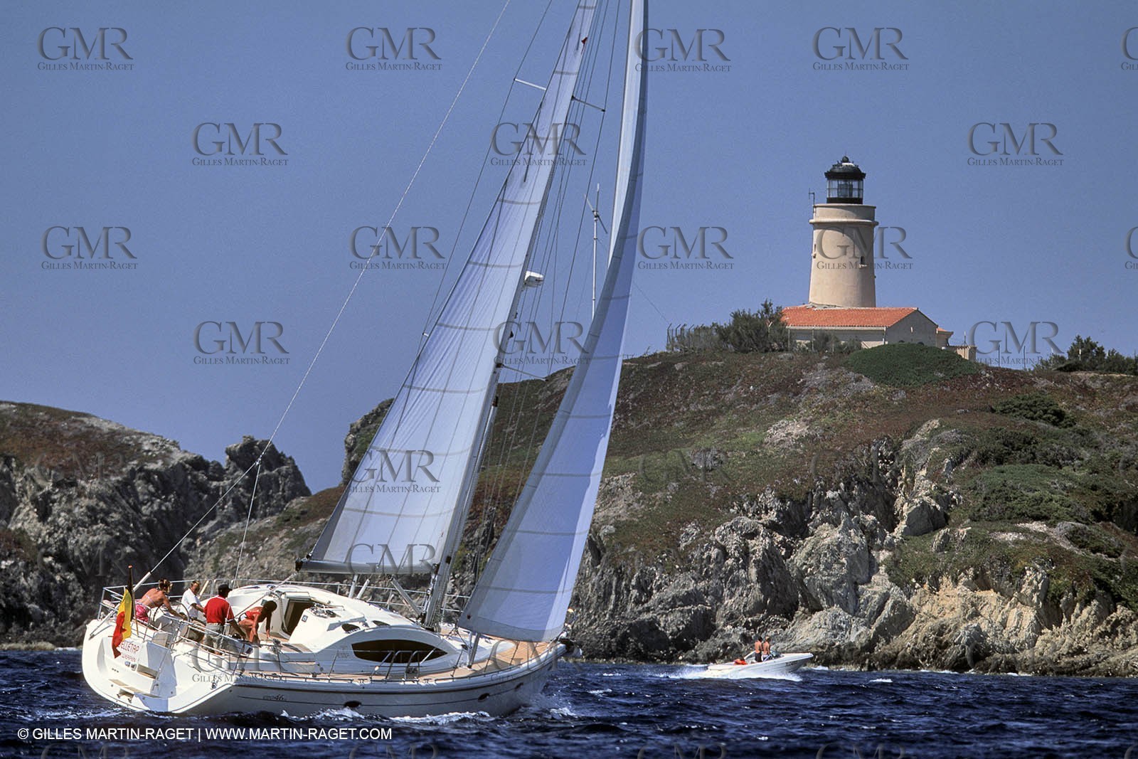 Crusing monohull sailing