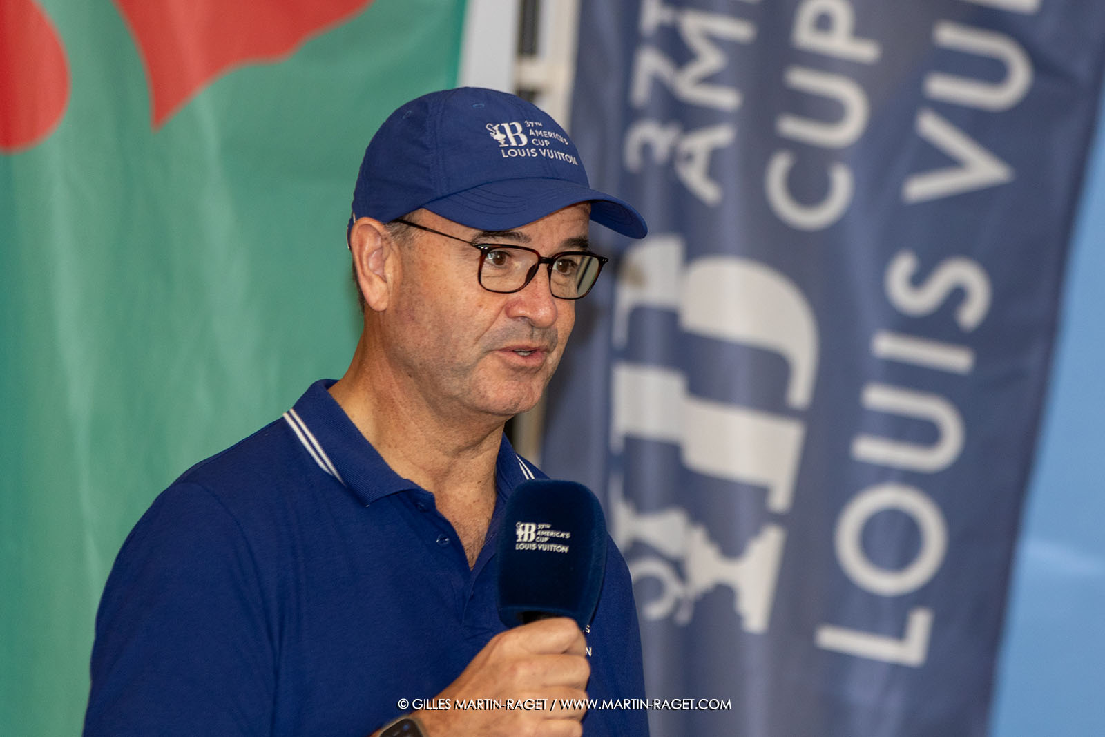 14 10 2024, Barcelona (ESP), Louis Vuitton 37th America's Cup, Final Match, Race Day 3, Morning briefing, Richerd Slater, Chief umpire explains about Race 3 port starboard incident