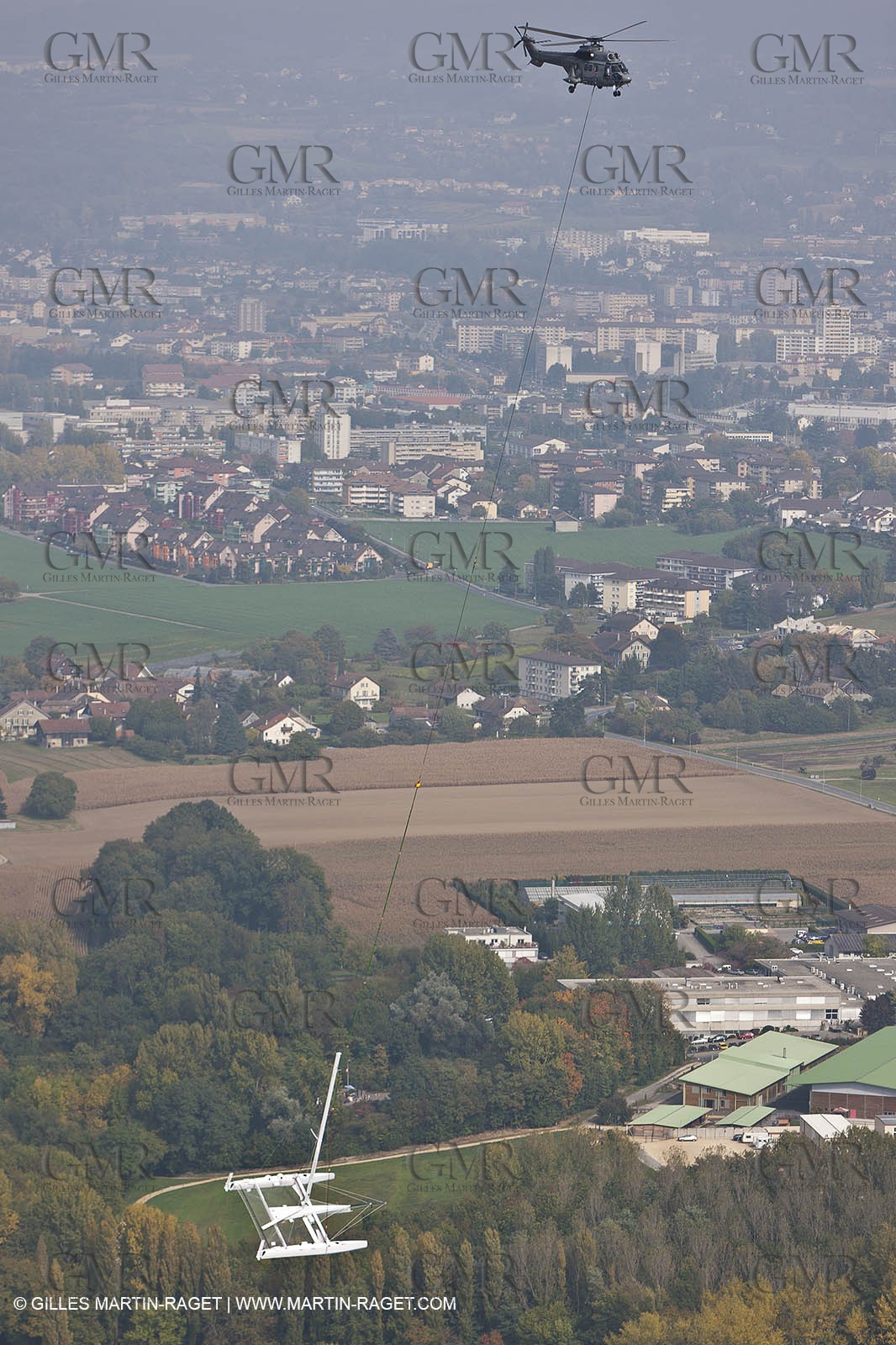 08 10 10 - St Sulpice (SUI) - Hydroptere.ch touches water