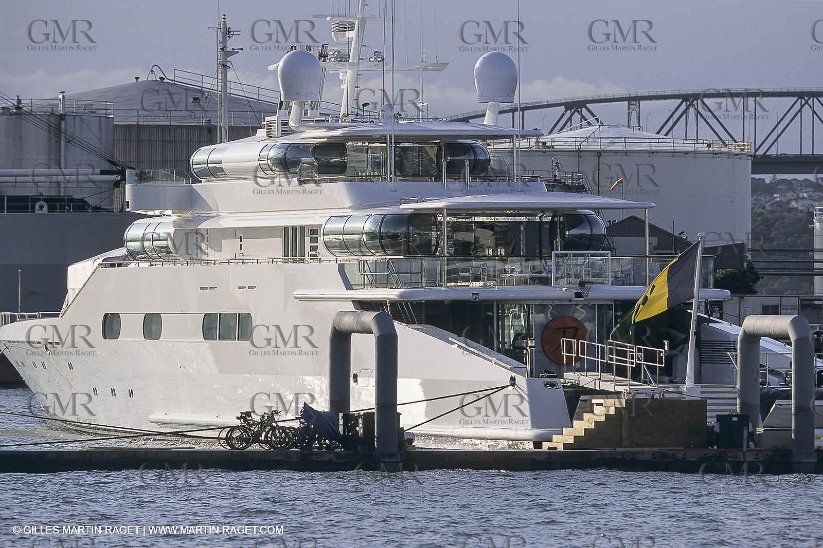 Powerboating, super Yachts