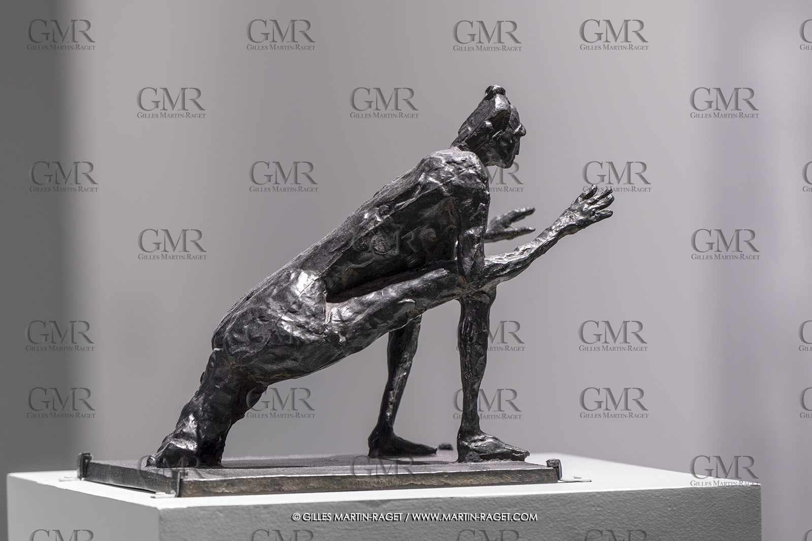 30 10 2023, Montpellier (FRA), oeuvre de Germaine Richier, Exposition Centre Pompidou - Musée Fabre 2023, La Sauterelle, grande, 1955-1956, Bronze patiné foncé, épreuve d'exposition, Fondeur : Susse, Paris, 137 x 99 x 176 cm, Collection particulière