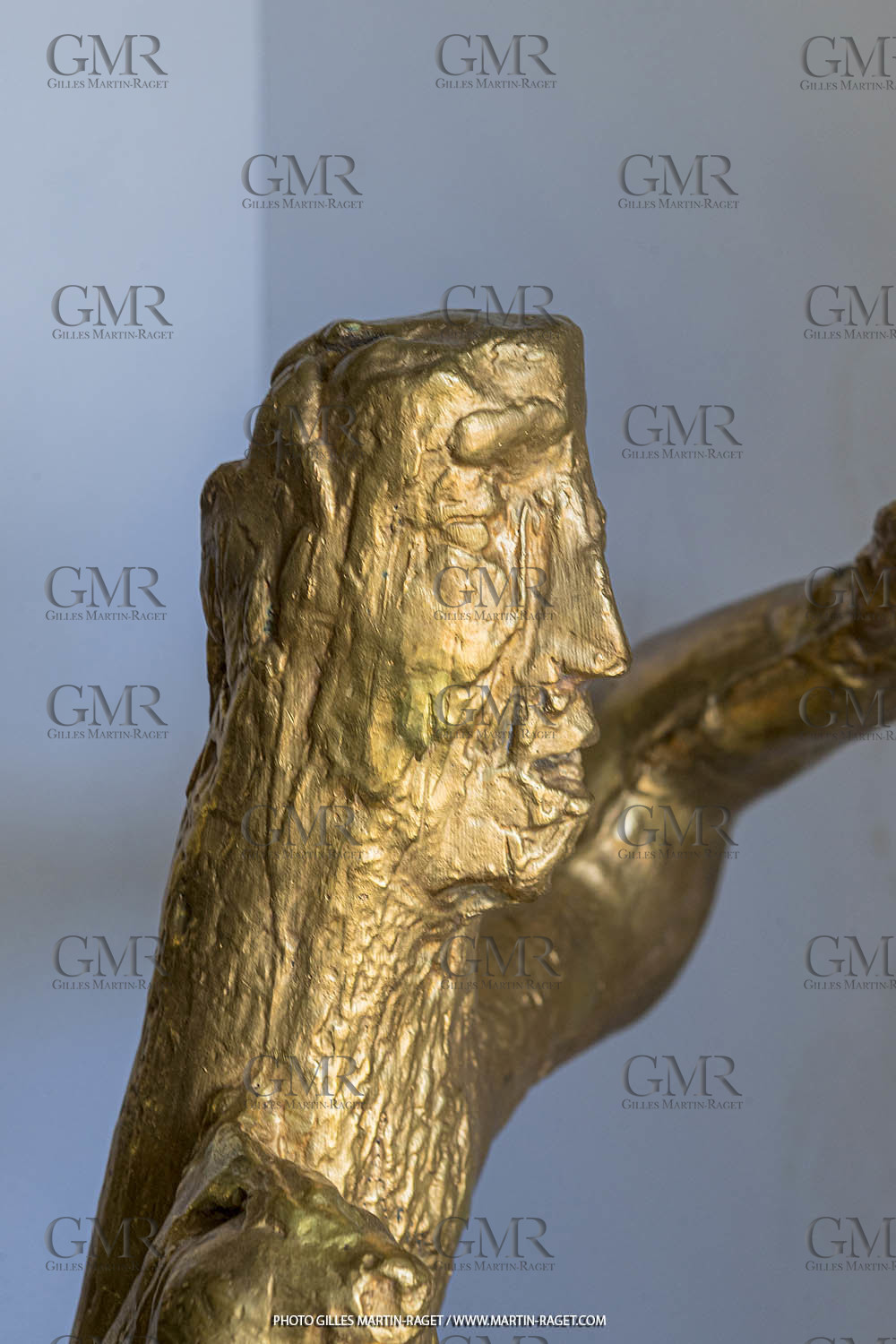 03 08 2020, Marseille (FRA,13), Oeuvre de Germaine Richier, l'Homme-forêt, grand 1945-1946, Bronze naturel nettoyé, Numéroté EA, 94 x 45 x 45 cm, Collection particulière