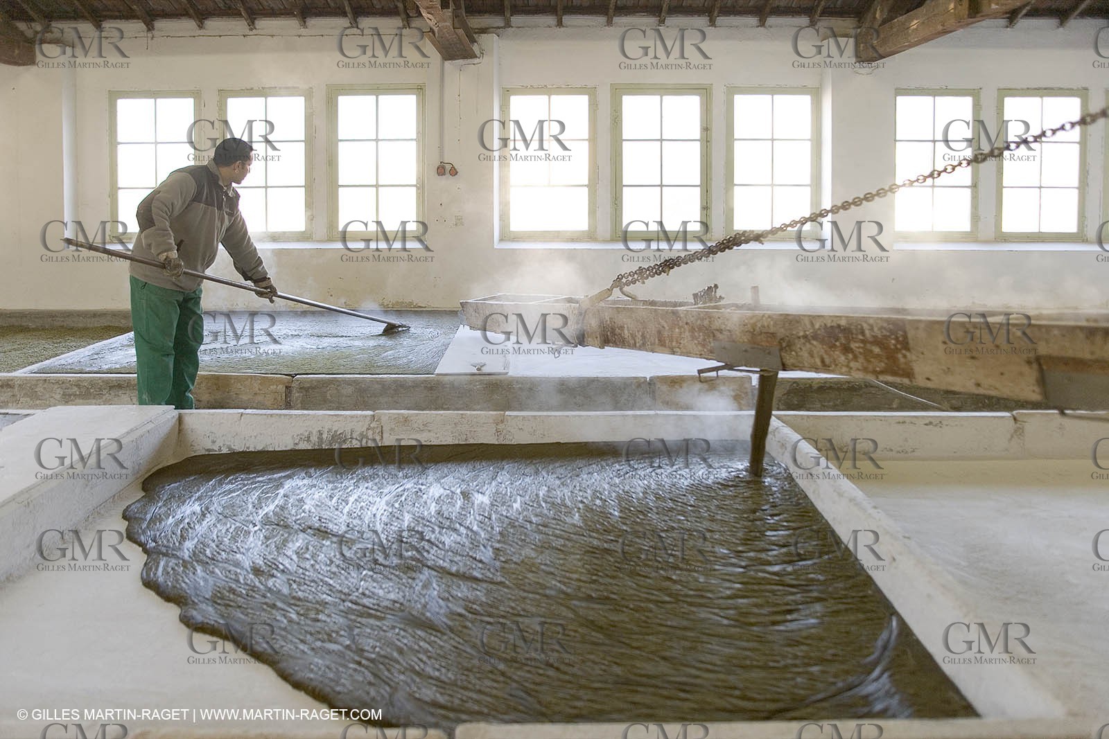01 02 2007 - Salon de Provence - Fabrication traditionelle du savon de Marseille aux savonneries Marius Fabre - Coulée dans les bacs**01 02 2007 - Salon de Provence - Traditional soap of Marseille making at Marius Fabre soap maker - soap sent in open tanks