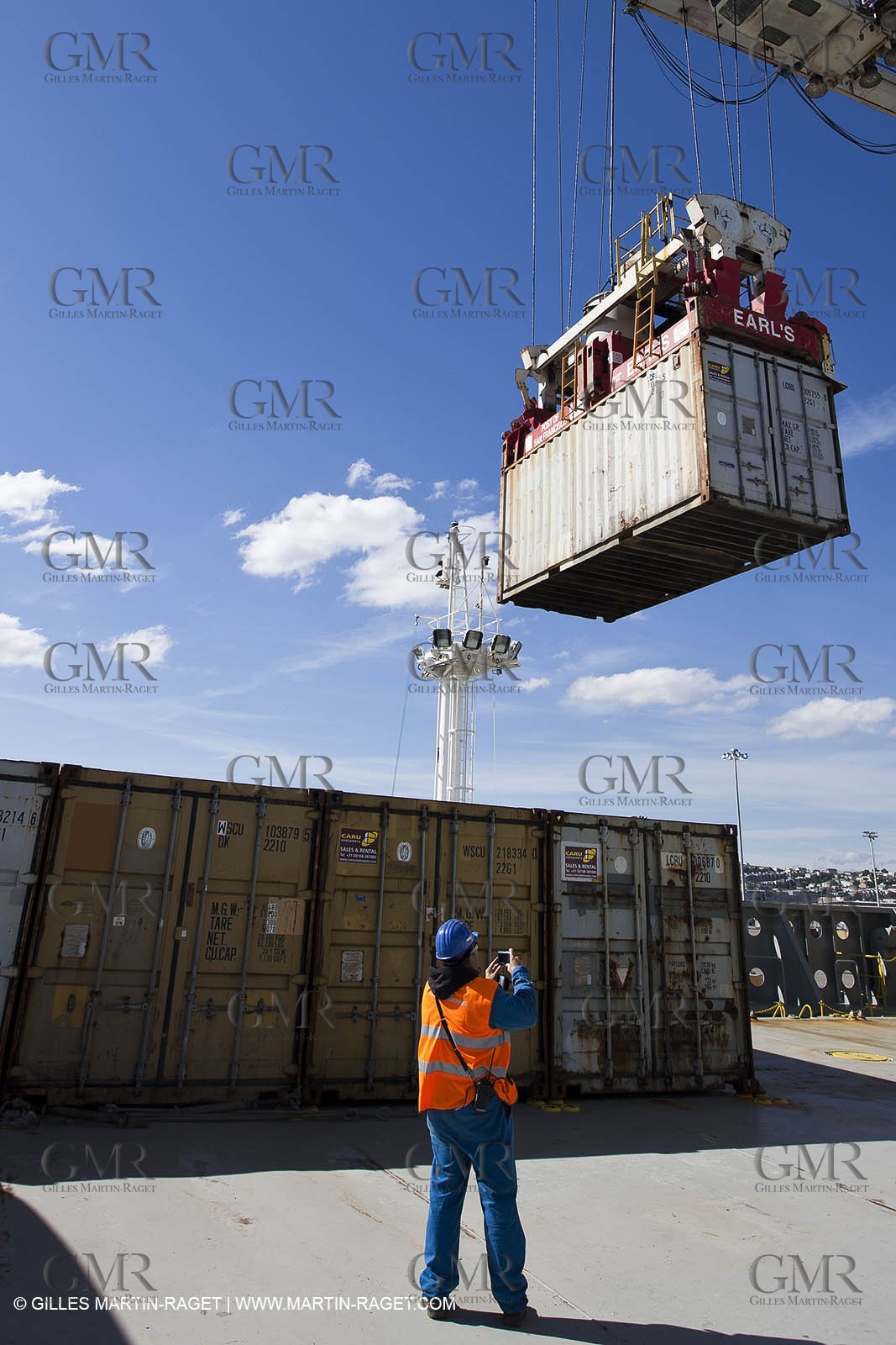 01 03 2011 - San Frnacisco (USA,CA) - Harbour operations - ship details - ship unloading - containers