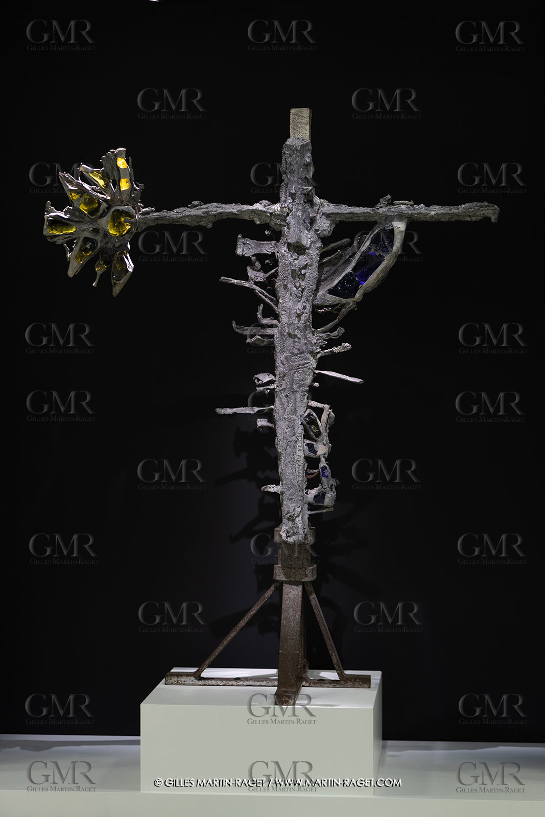 28 02 2023, Paris (FRA), oeuvre de Germaine Richier, Exposition Centre Pompidou - Musée Fabre 2023,  La Croix avec verres de couleurs 1953, Plomb avec verres colorés jaune et bleu, Pièce unique, 210 x 161,5 x 75 cm, Collection famille Germain Richier