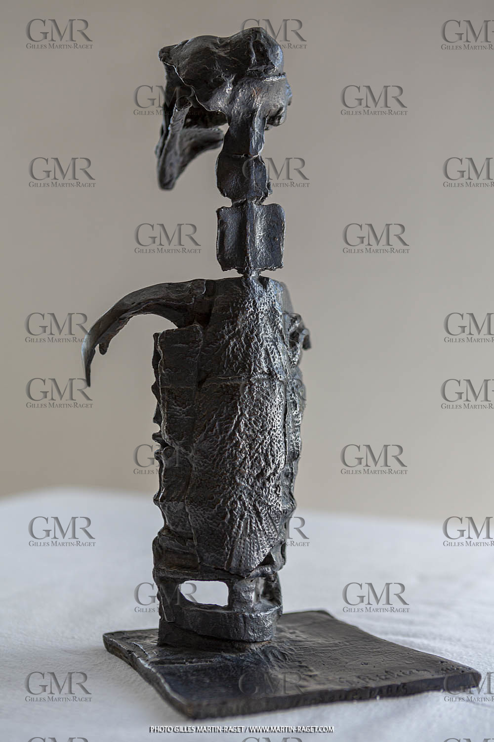 12 07 2020, St Rémy de Provence (FRA,13), Oeuvre de Germaine Richier, L'oiseau 1953, Bronze patiné foncé, Numéroté HC3, Fondeur :L.Thinot, Paris, 28,5 x 15,5 x 15,5 cm, collection particulière