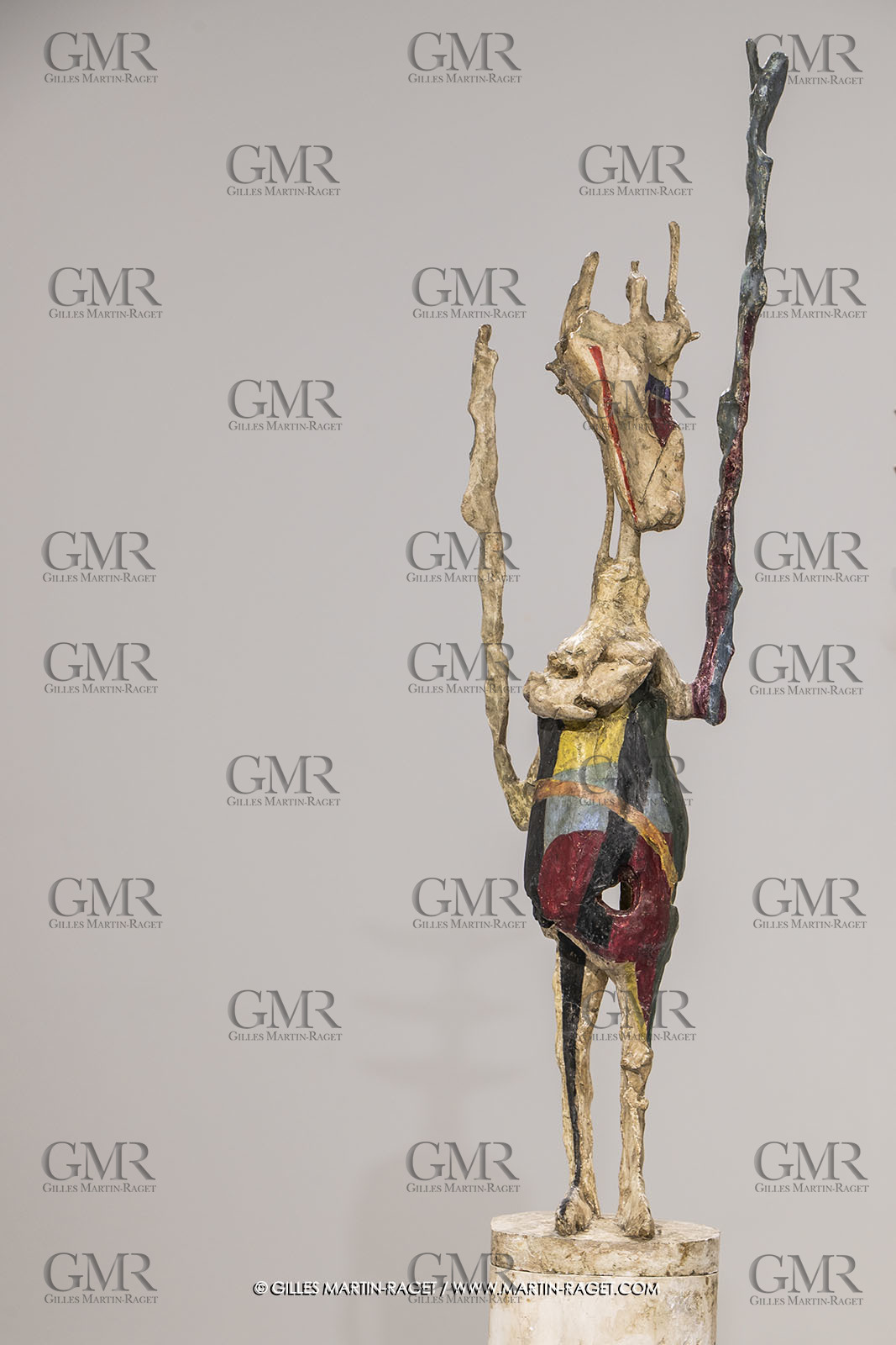 30 10 2023, Montpellier (FRA), oeuvre de Germaine Richier, Exposition Centre Pompidou - Musée Fabre 2023, L'échiquier grand 1959, Plâtre original peint, Pièce unique en 5 éléments. La reine : 228,5 x 44,5 x 33,5 cm;